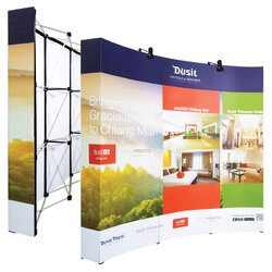 BACK DROP ฉากแบคดรอป รุ่นเหลี่ยม แบบโค้ง โครงอะลูมิเนียมพร้อมงานพิมพ์ + โคมไฟ 2 ชุด พร้อมกระเป๋าล้อลาก 1 ใบ