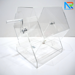 เช่ากล่องจับรางวัลอะคริลิค 6 เหลี่ยม ตั้งโต๊ะ ขนาดกล่อง (W)30 x (D)39 cm. มือหมุน ฝาปิดมีกุญแจล็อค แกนหมุนอย่างดี (ไม่รวมลูกบอล)