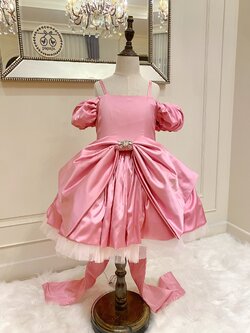 มินิเดรสทรงบอลลูนสีชมพูบาร์บี้ มีประดับโบว์โตด้านหลัง (ไม่รวมที่ติดผม)