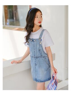 เซตเอี๊ยมยีนส์ทรงคลาสสิคพร้อมเสื้อยืดแขนสั้นสีขาว