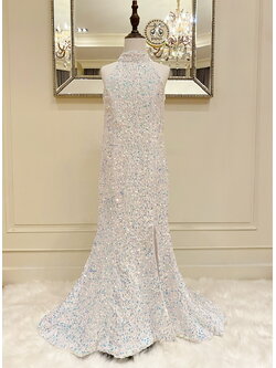 เดรสออกงานราตรียาวทรงหางปลา ไหล่ล้ำ สีขาวเหลือบสีโอปอล ผ้าปักเลื่ยมทั้งชุด ดีเทลผ่าข้าง