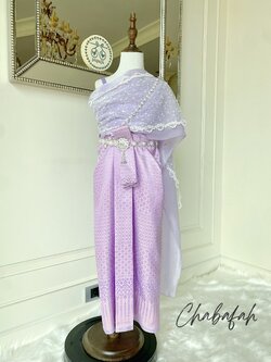 เดรสชุดไทยสไบเฉียง สีม่วงพาสเทล แบรนด์ Chabafah พร้อมเครื่องประดับ 3 ชิ้น