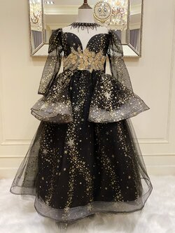 เดรสออกงานราตรียาวแขนยาวไหล่ตั้ง สีดำ ผ้าสกรีนลายดาว ดีเทลปักช่วงเอว