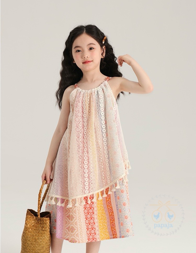 เดรสแขนกุดผ้าพิมพ์ลายสไตล์โบฮีเมียนหลากสี แต่งผ้าลูกไม้สีครีมด้านบน