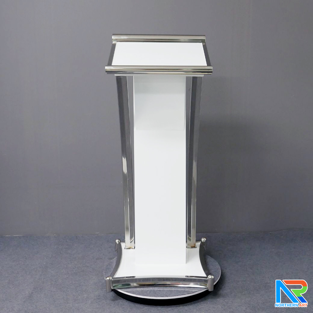 โพเดียมไม้สีขาว ตกแต่งสแตนเลส เกรด304 ขนาด (W) 47 x (D) 44 x (H)120 cm.