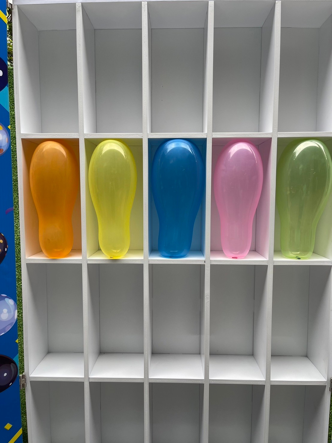 เกมส์ปาลูกโป่งตั้งพื้น 20 ช่อง ขนาด (W)100 x (H)198 cm. พร้อมล้อเลื่อน พร้อมลูกดอกปลายแหลม 5 อัน **ไม่รวมลูกโป่งและปั๊มลมไฟฟ้า