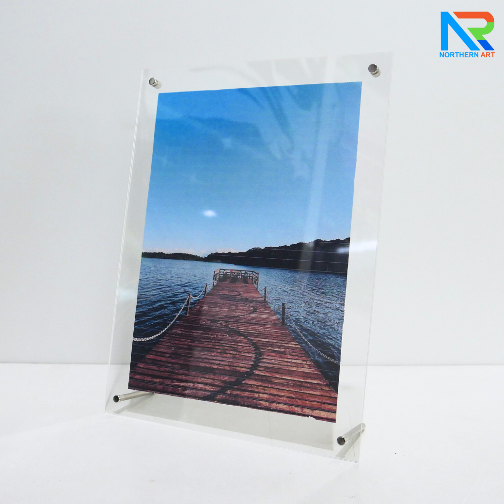 ป้ายตั้งโต๊ะ อะคริลิค ขนาด A4 วัสดุอะคริลิคใสหนา 2 มม. 2 แผ่นประกบกัน พร้อมหมุดยึด โชว์งานพิมพ์ได้ 2 หน้า