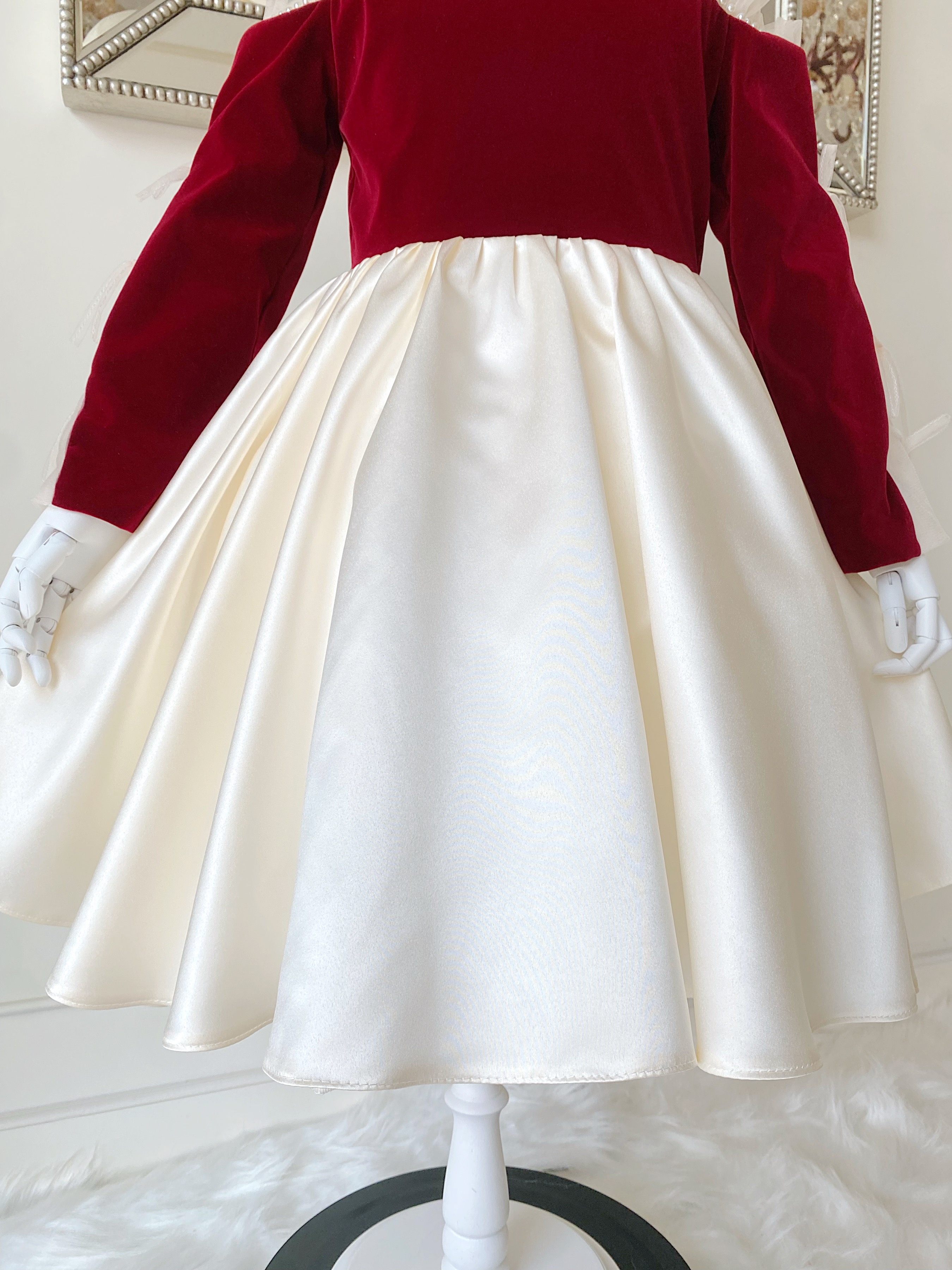 เดรสราตรีสั้นสีแดงตัดสีขาวครีมแขนยาวเปิดไหล่ ดีเทลปักไข่มุกรอบไหล่