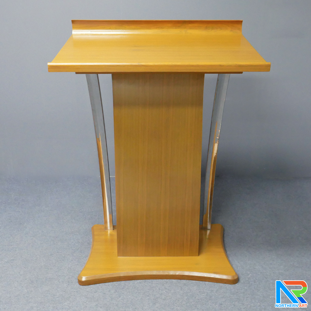 โพเดียมไม้ ยืนคู่ สีสัก ขนาด (W) 90x (L) 63 x (H) 120 cm. ตกแต่งเสาโค้งสแตนเลสเกรด 304