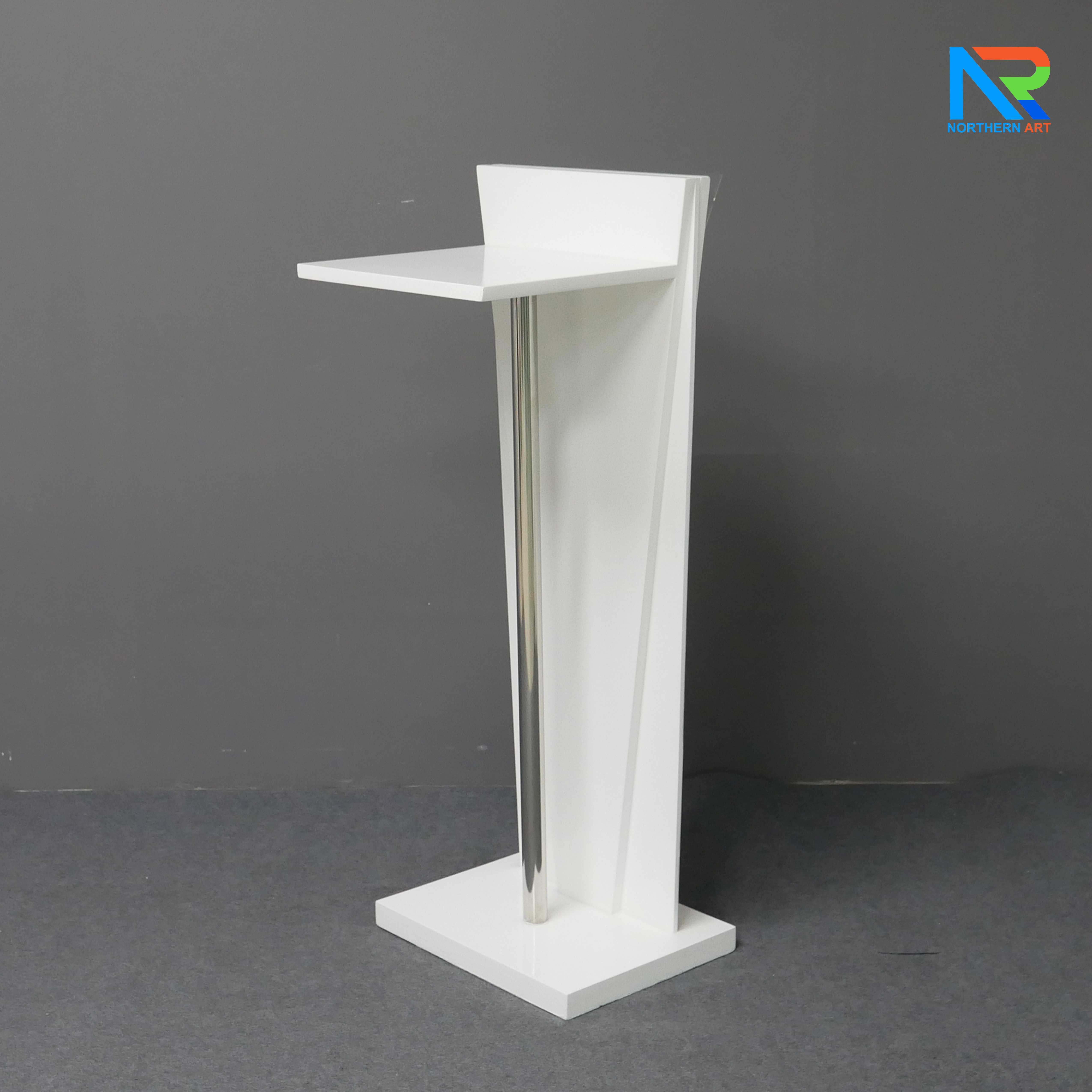 โพเดียมไม้สีขาว ทรงสามเหลี่ยม ขนาด (W) 45 x (L) 35 x (H) 120 cm. ด้านหน้าอะคริลิคใส ติดหมุด สำหรับติดโลโก้
