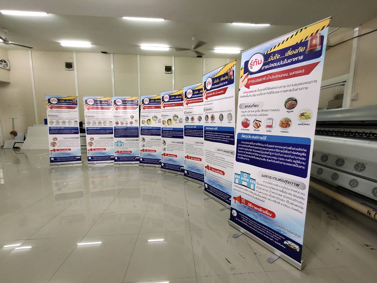 ROLL UP GRADE A โรลอัพ ขนาด 80x200 ซม. โครงสร้างอะลูมิเนียมอย่างดี แข็งแรง ทนทาน ม้วนเก็บได้ พกพาสะดวก