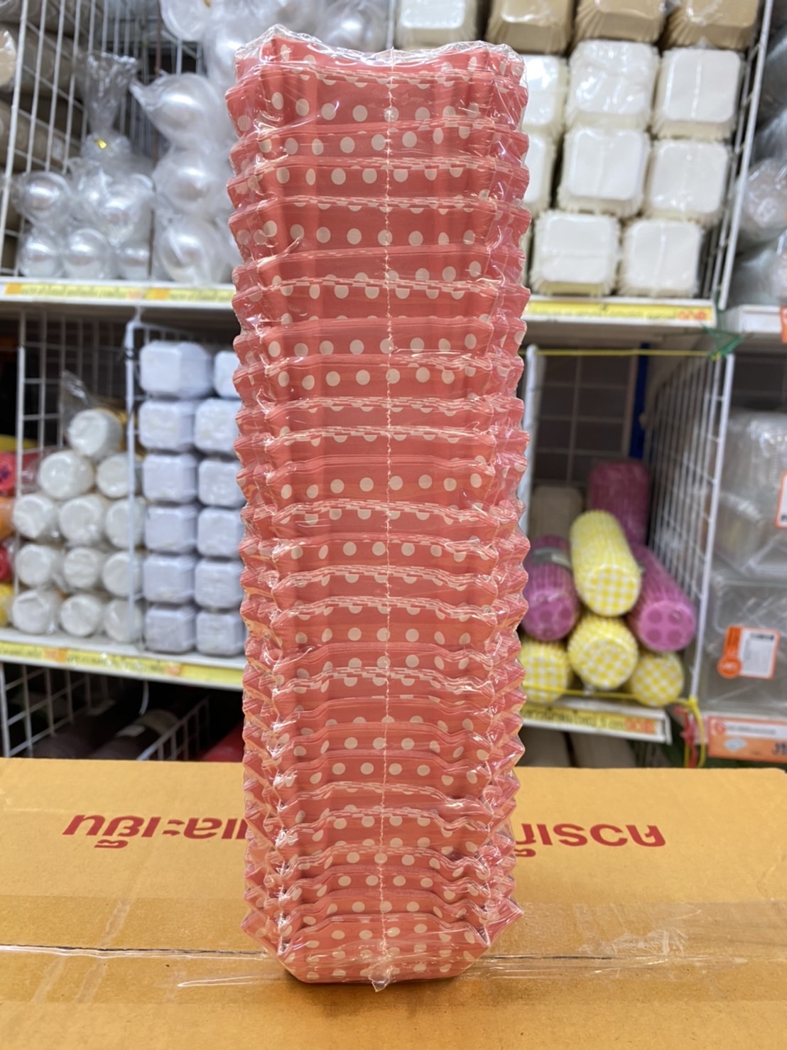 กระทงบราวนี่ ทรงสี่เหลี่ยม สีขาว สีน้ำตาล คละสี 60mm x 60mm จำนวน 200ใบ