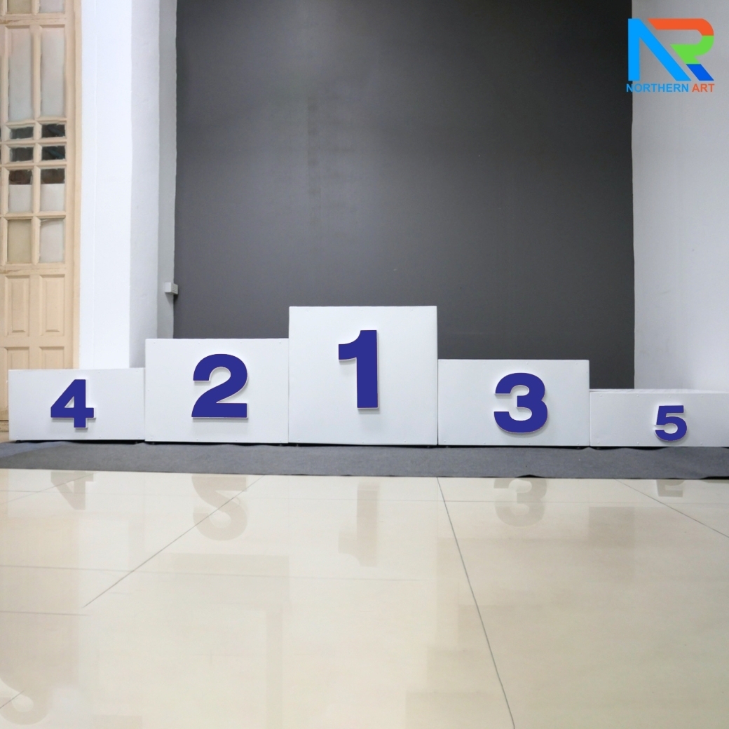 แท่นยืนรับรางวัล 1-2-3-4-5 ขนาด (W)350 x (D)50 x (H)65 cm. โครงเหล็ก ทำสีขาว พร้อมตัวเลข 1-2-3-4-5 (สั่งทำสีตามความต้องการได้)