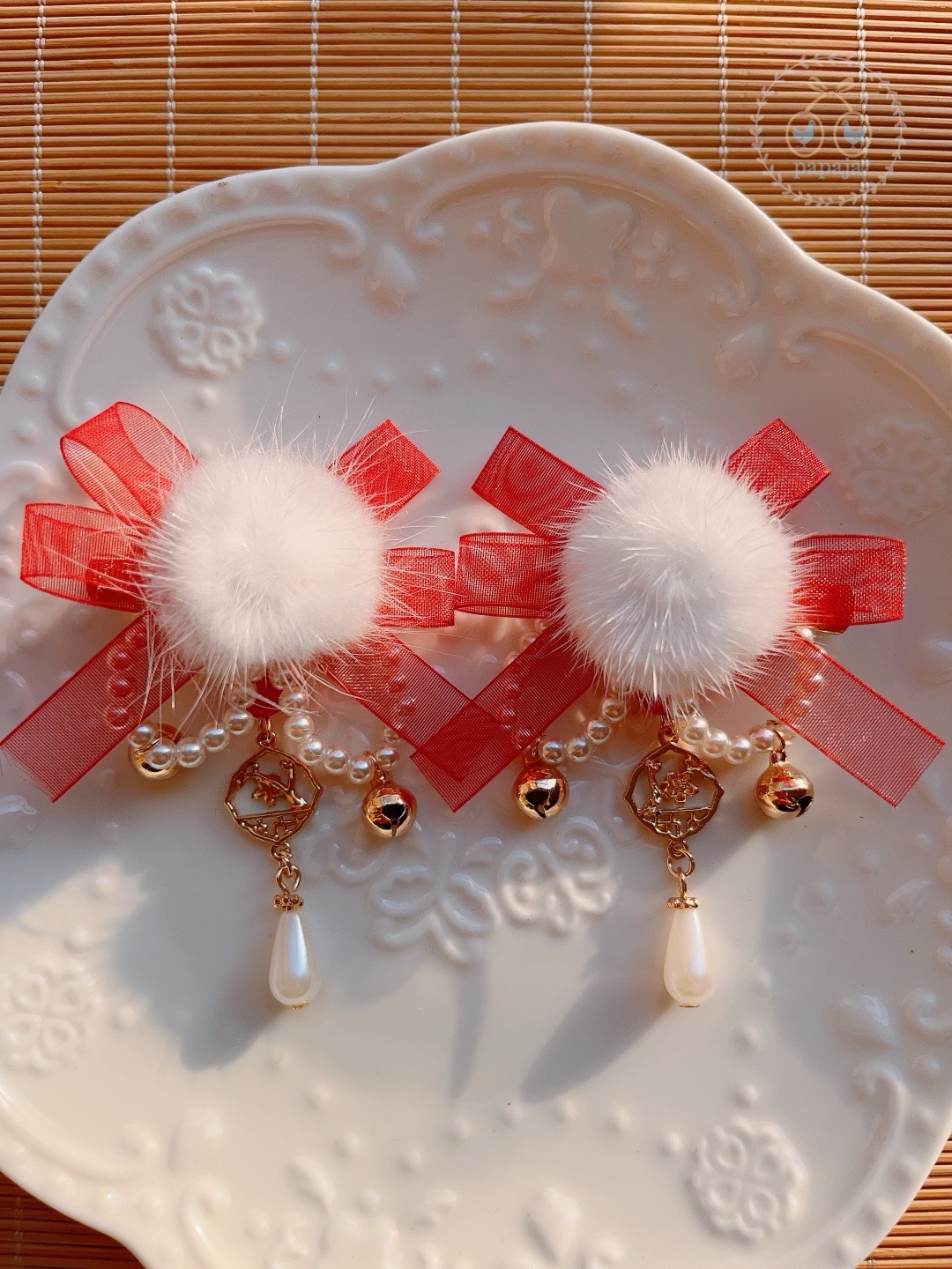 (No.205) ขายเป็นคู่ กิ๊ฟติดผมตรุษจีน ประดับโบว์แก้วสีแดงและปอมปอม ห้อยระย้าด้วยไข่มุกรูปหยดน้ำ