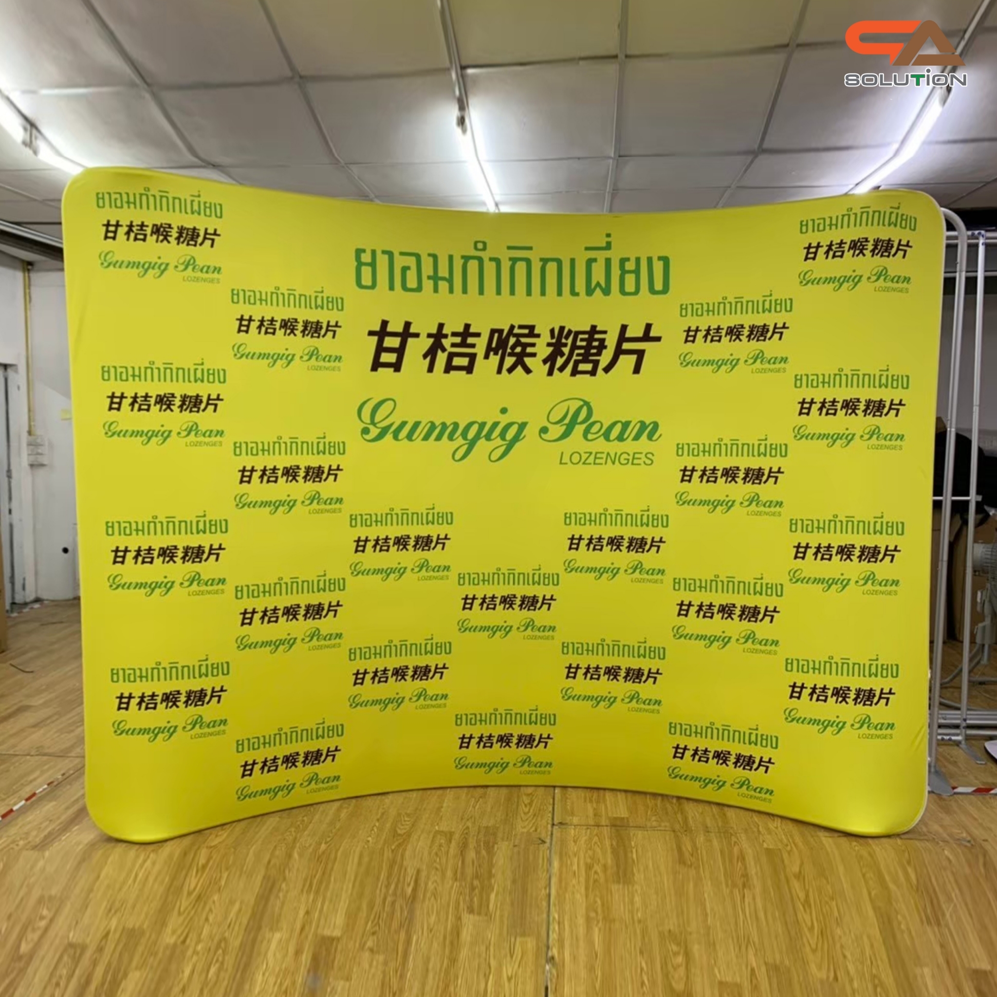 แบคดรอปผ้า Fabric Backdrop รุ่น Curved wall รุ่นโค้ง ขนาด (W)243.8-596 x (H)228 cm.โครงอะลูมิเนียม ถอดประกอบได้ พร้อมกระเป๋าใส่อุปกรณ์ 1 ใบ