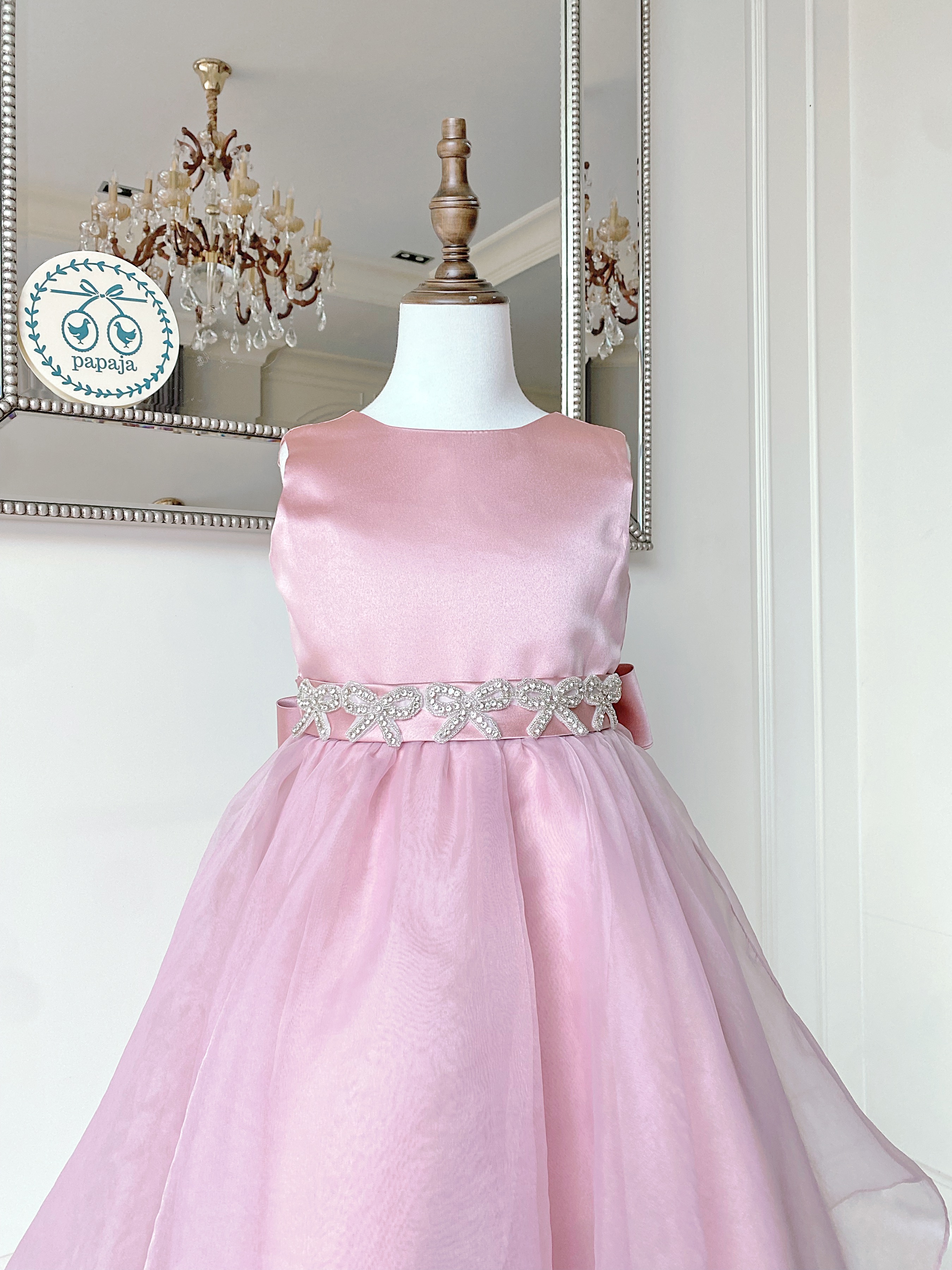 เดรสออกงานราตรียาวแขนกุด สีชมพูหวานอมตุ่น (งานไฮพรีเมี่ยม) ดีเทลลายปักเพชรหนามเตยรูปริบบิ้นที่ช่วงเอว