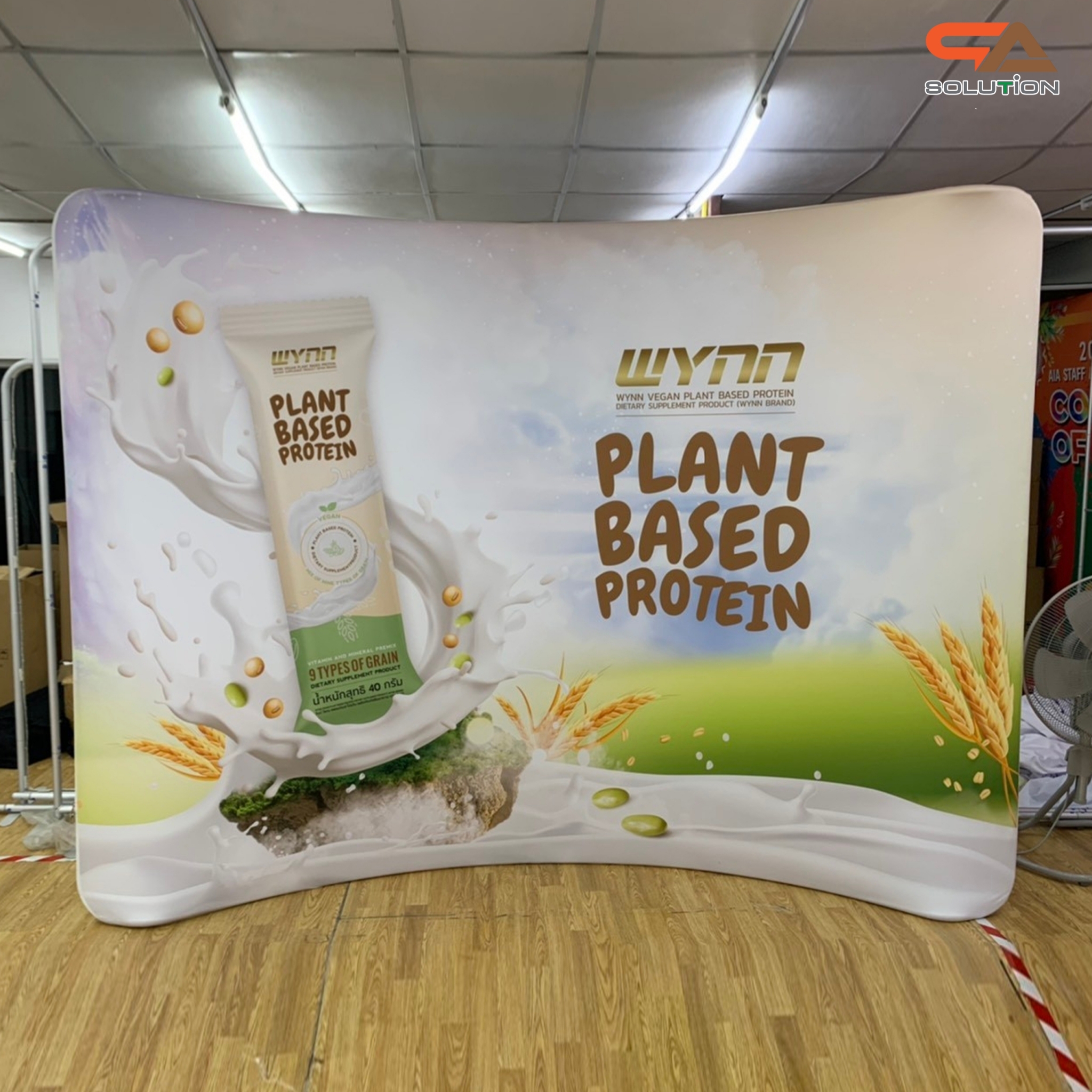 แบคดรอปผ้า Fabric Backdrop รุ่น Curved wall รุ่นโค้ง ขนาด (W)243.8-596 x (H)228 cm.โครงอะลูมิเนียม ถอดประกอบได้ พร้อมกระเป๋าใส่อุปกรณ์ 1 ใบ