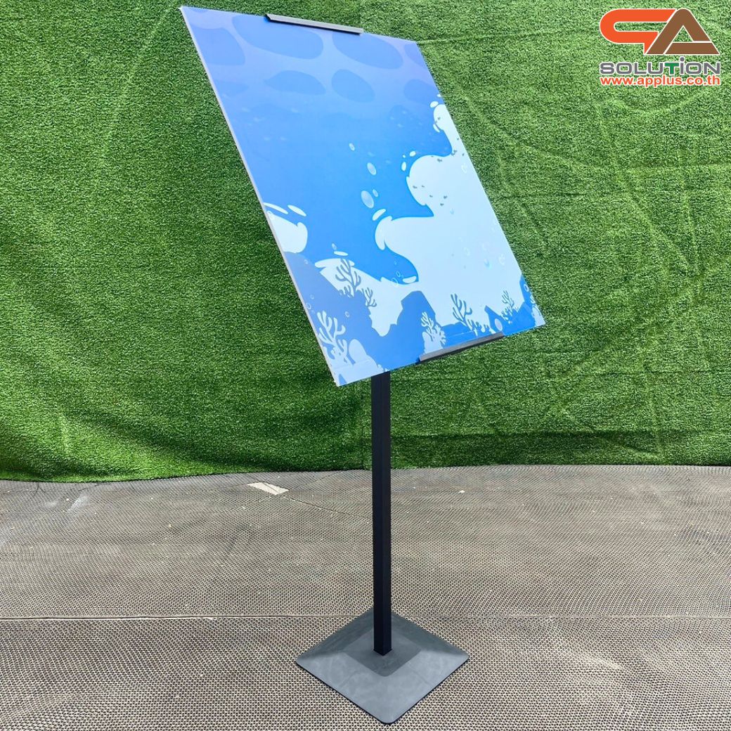 ขาตั้งโปสเตอร์เหล็ก แบบเอียง ฐานพลาสติก-ขึ้นรูป เสริมแผ่นยางถ่วงน้ำหนัก โชว์งานพิมพ์ 1 ด้าน ปรับระดับ-ปรับเอนได้ ถอดประกอบเคลื่อนย้ายสะดวก