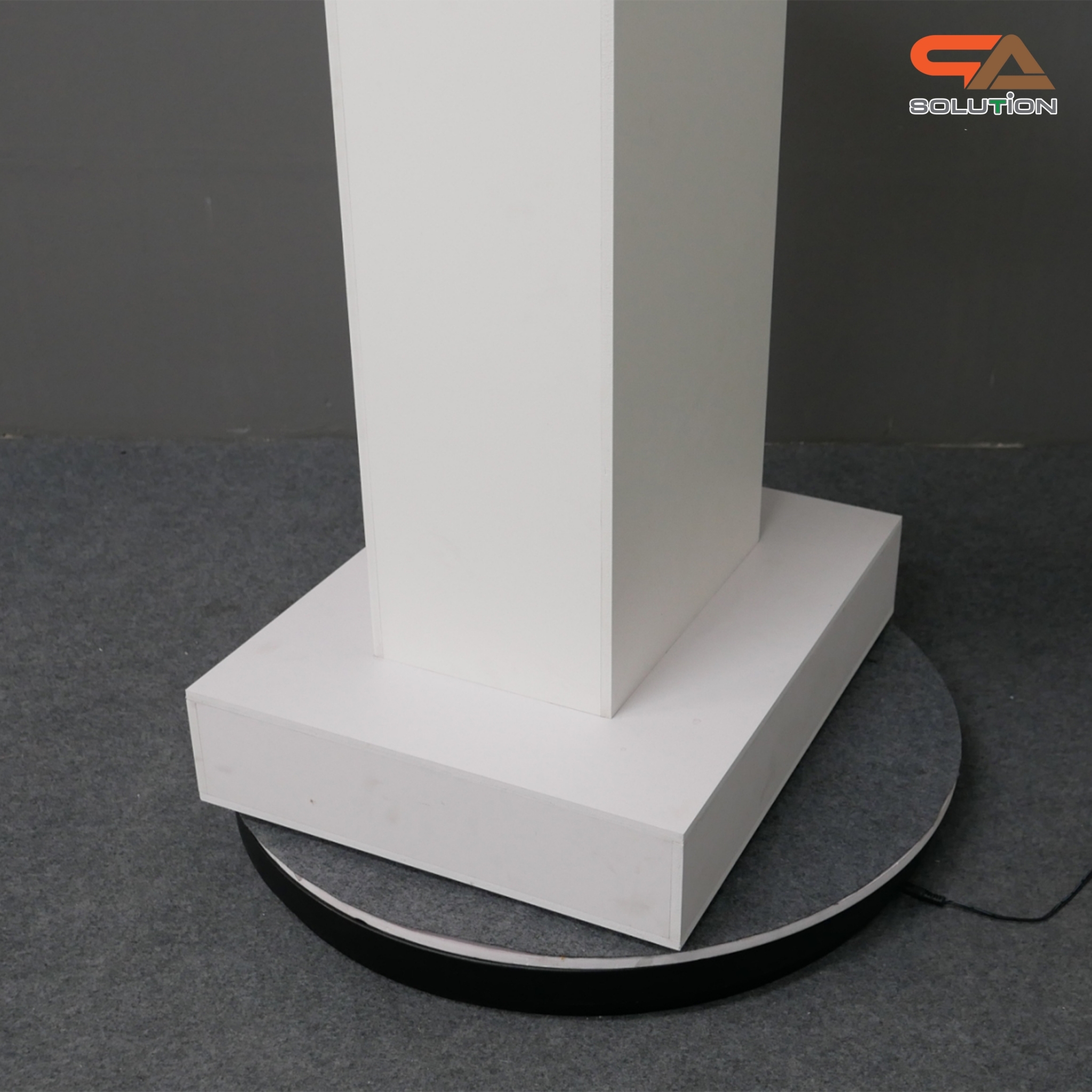 แท่นโชว์สินค้า ดีสเพลย์โชว์สินค้า สีขาว ขนาด (W)50 x (L)40 x (H)119 cm. ด้านบนครอบด้วยอะคริลิคใส4ด้าน