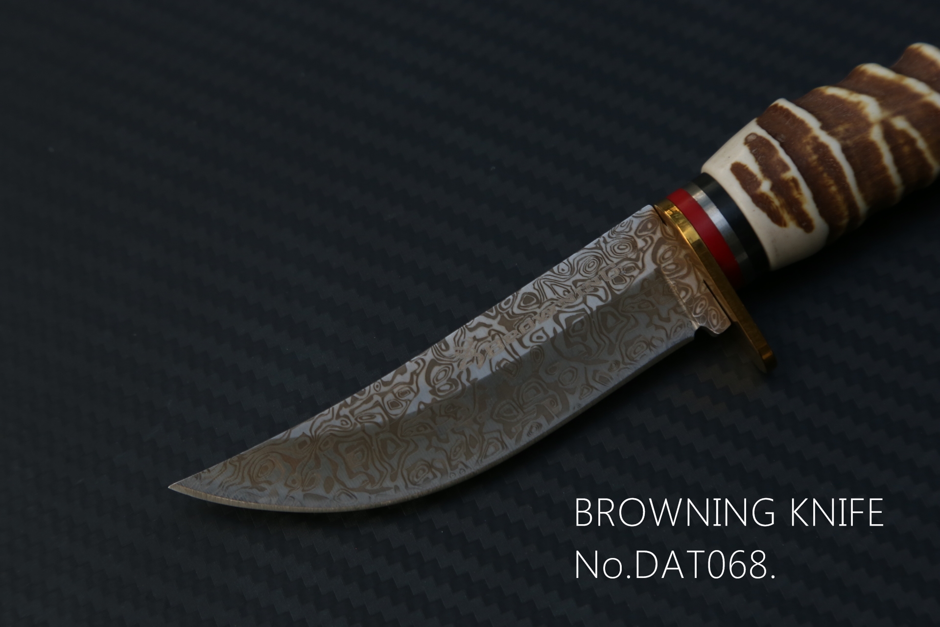 มีดเดินป่า Browning No.DAT068 ใบมีดลายสวยงาม ด้ามเขากวางจำลอง พร้อมซองไนลอน