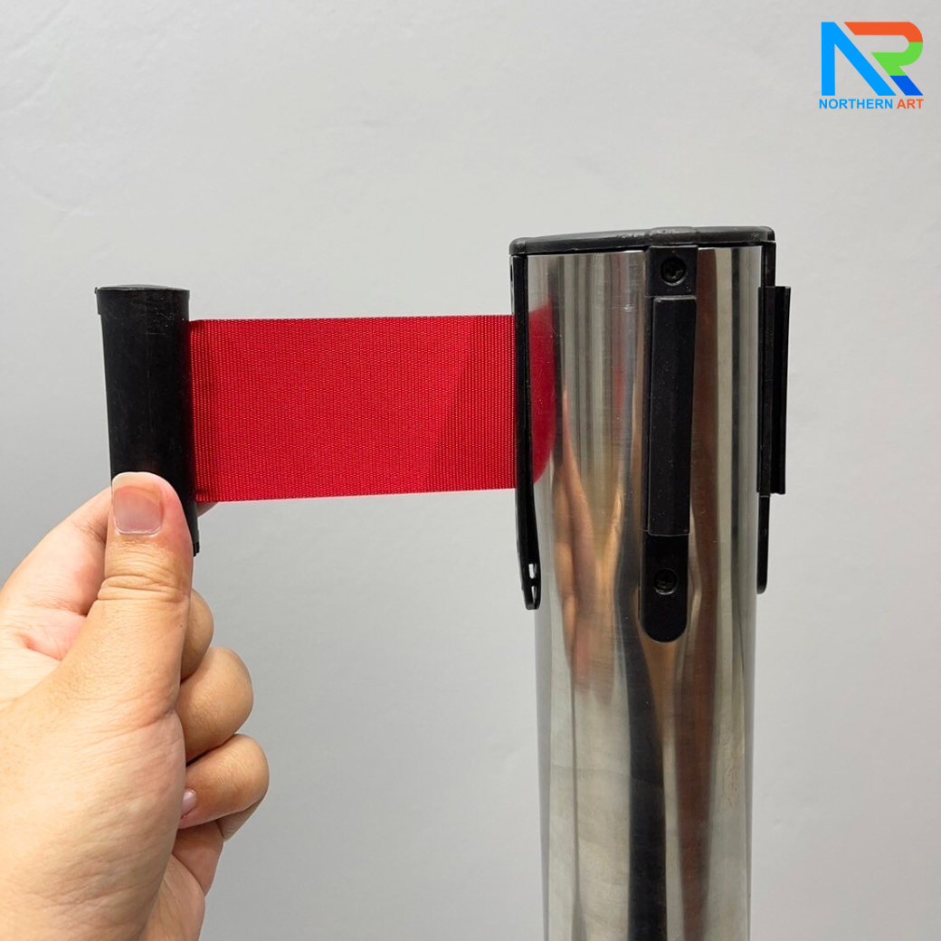 เสากั้นบริเขต สแตนเลส พร้อมสายผ้าดึงกลับอัตโนมัติ สีแดง ( ราคาต่อเสา )