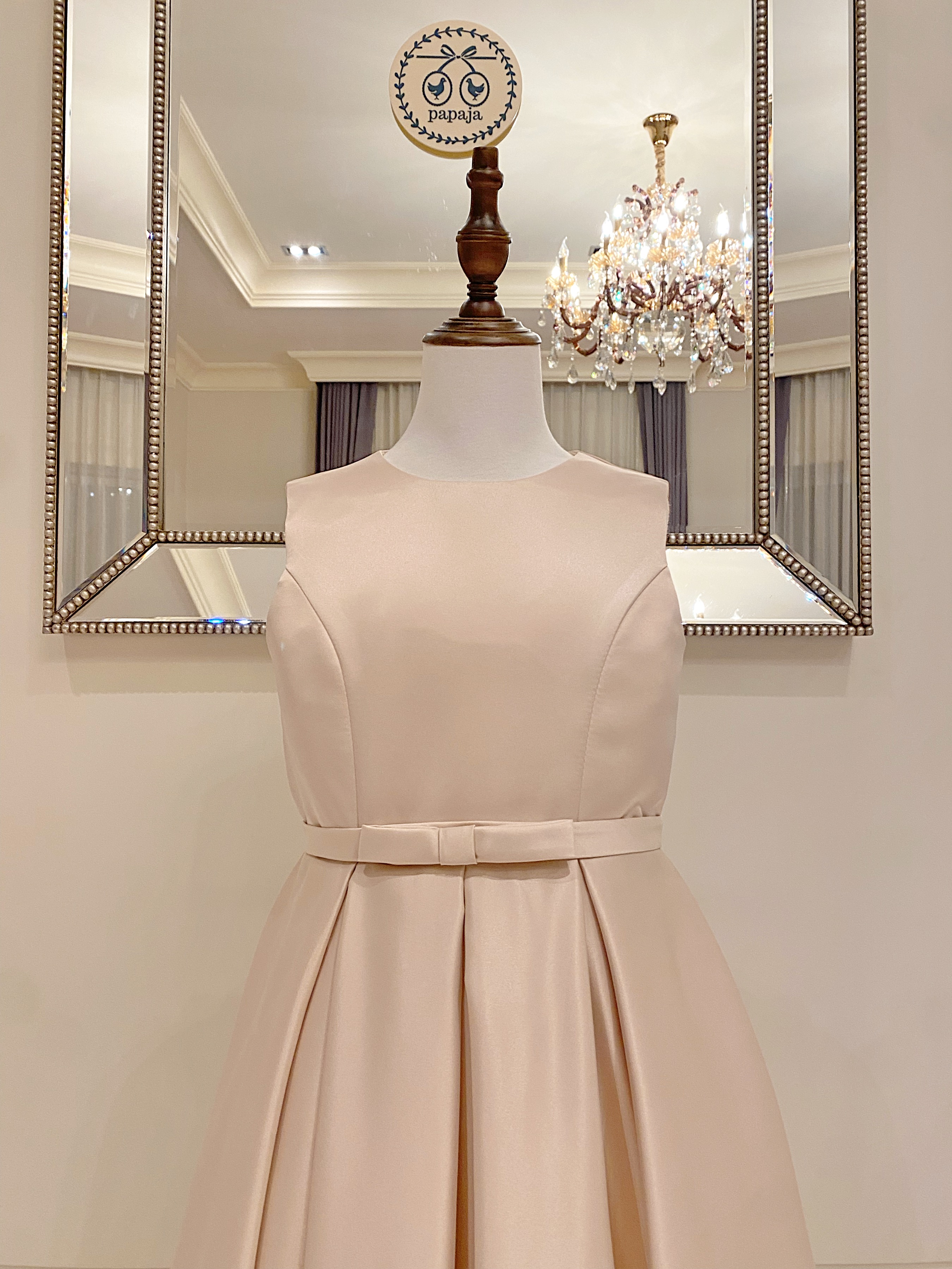 เดรสราตรียาวสีแชมเปญ แขนกุด ทรงเรียบหรูมินิมอล (งานไฮพรีเมี่ยม) ดีเทลประดับโบว์เล็กๆ ช่วงเอว