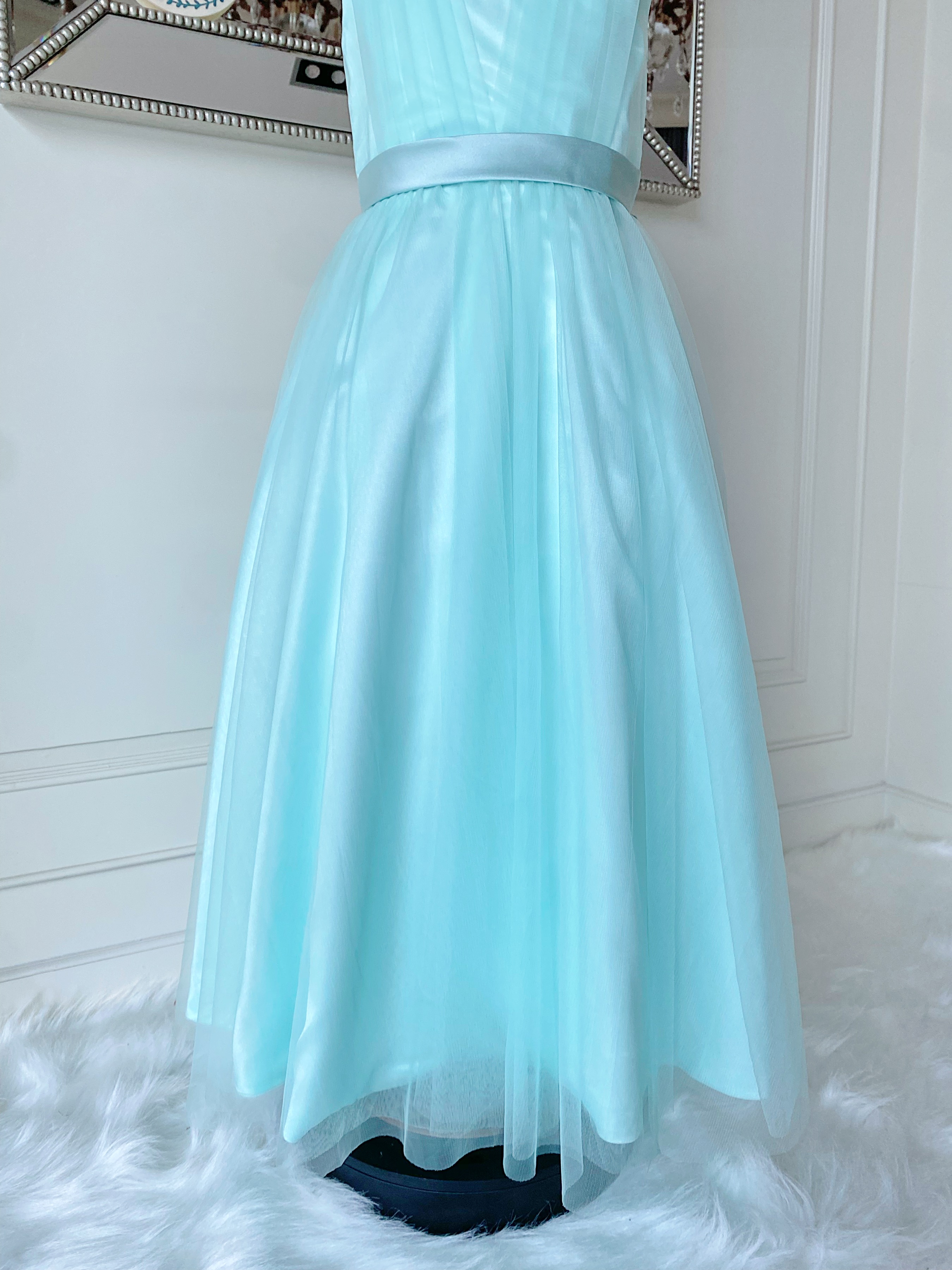 เดรสออกงานราตรียาวแขนกุดสีเขียวพาสเทล (Pastel Green) (งานไฮพรีเมี่ยม) ช่วงไหล่ซีทรู ช่วงเอวประดับผ้าซาติน