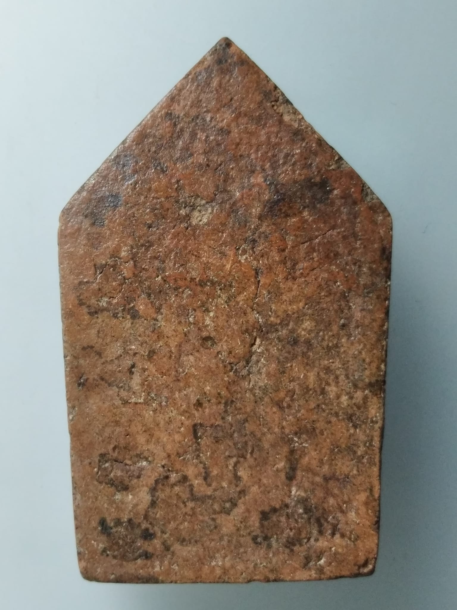 G821 พระขุนแผนนางล้อมหลวงปู่สรวง วัดถ้ำสระพงษ์ ปี 2535 รุ่นพิเศษ 1 เนื้อแร่เหล็กน้ำพี้ จ.ศรีสะเกษ