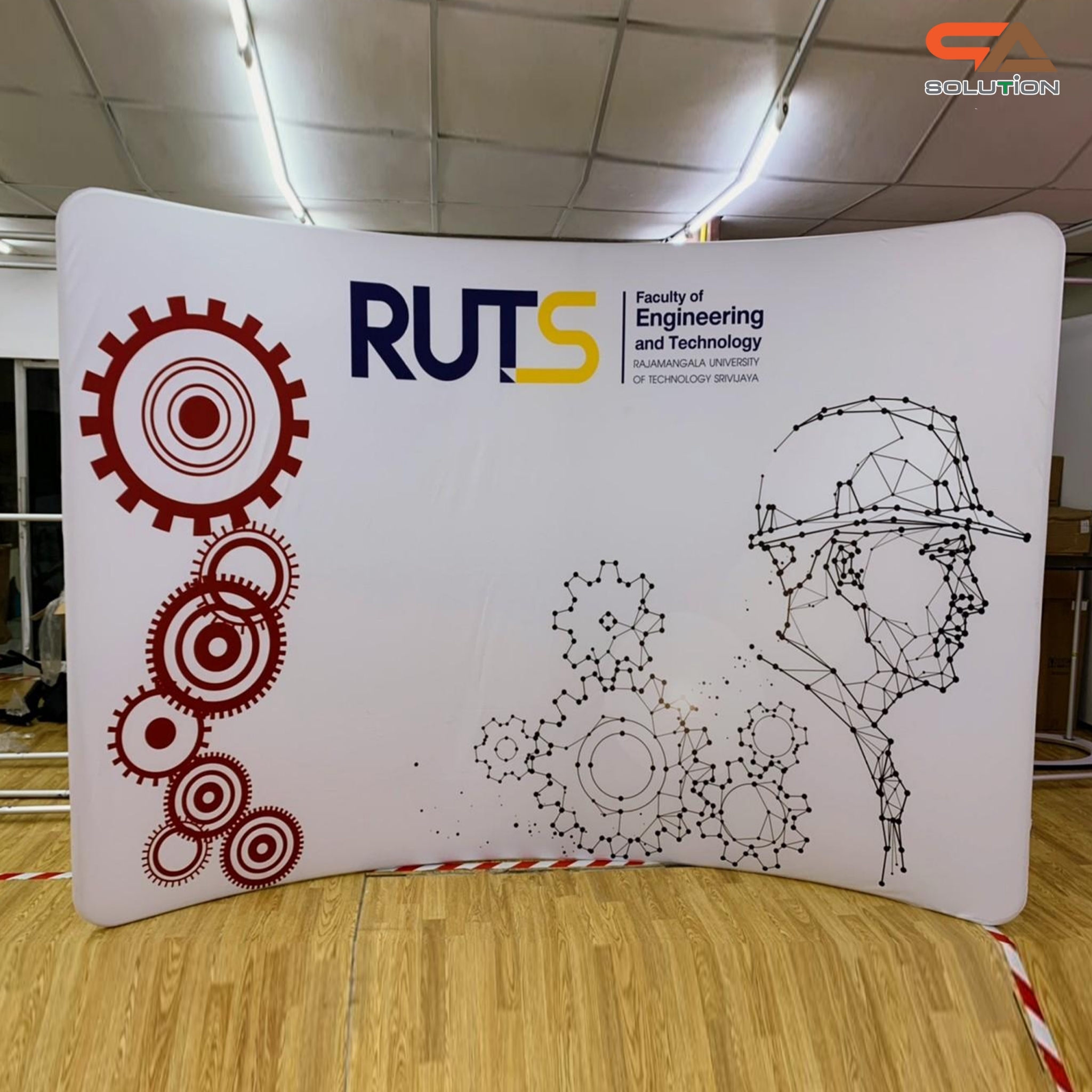 แบคดรอปผ้า Fabric Backdrop รุ่น Curved wall รุ่นโค้ง ขนาด (W)243.8-596 x (H)228 cm.โครงอะลูมิเนียม ถอดประกอบได้ พร้อมกระเป๋าใส่อุปกรณ์ 1 ใบ