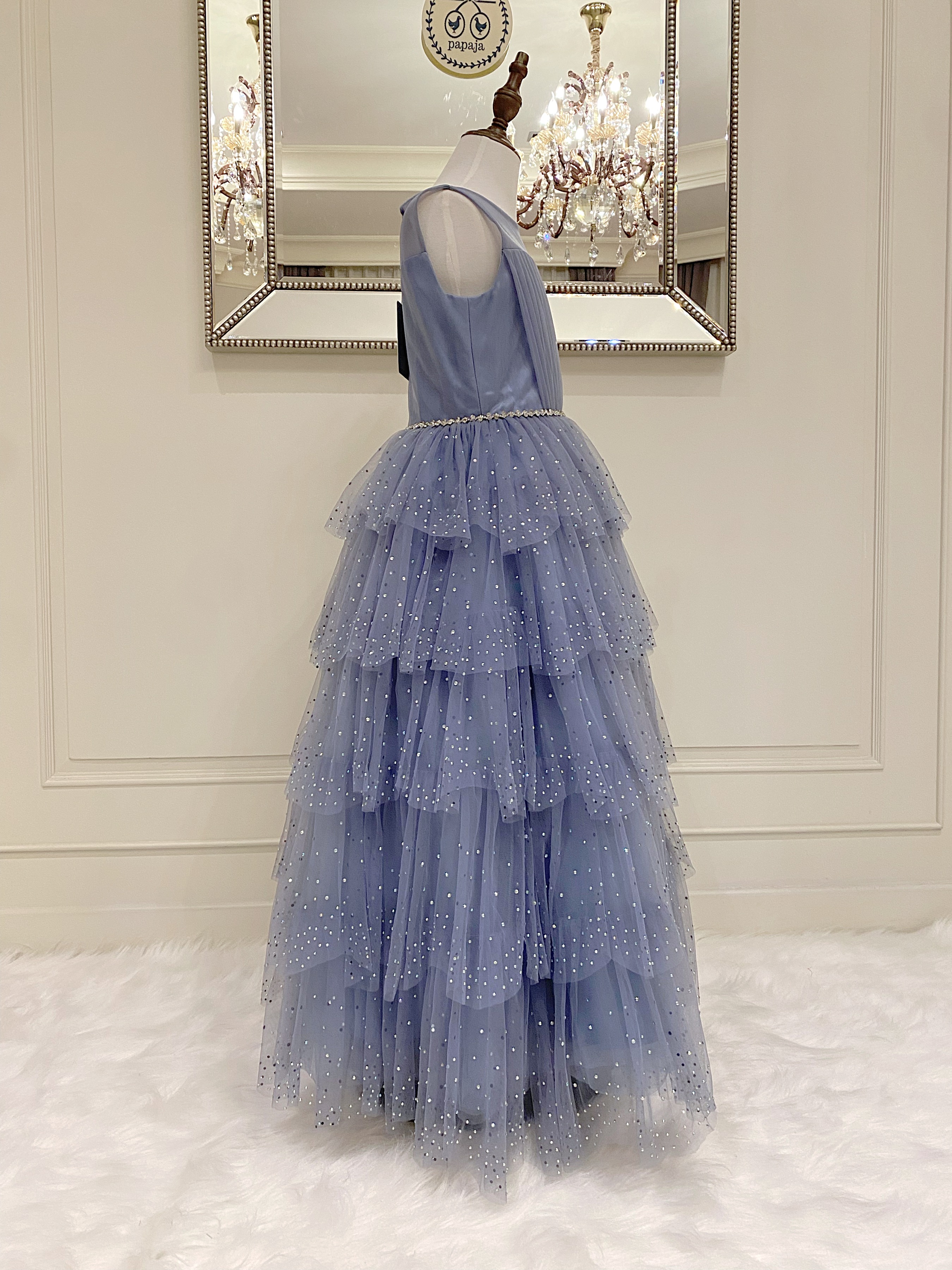 เดรสราตรียาวสีฟ้าครามแขนกุด (งานไฮพรีเมี่ยม) ดีเทลกระโปรงระบายประดับคริสตัล Swarovski แท้ทีละเม็ดด้วยมือ