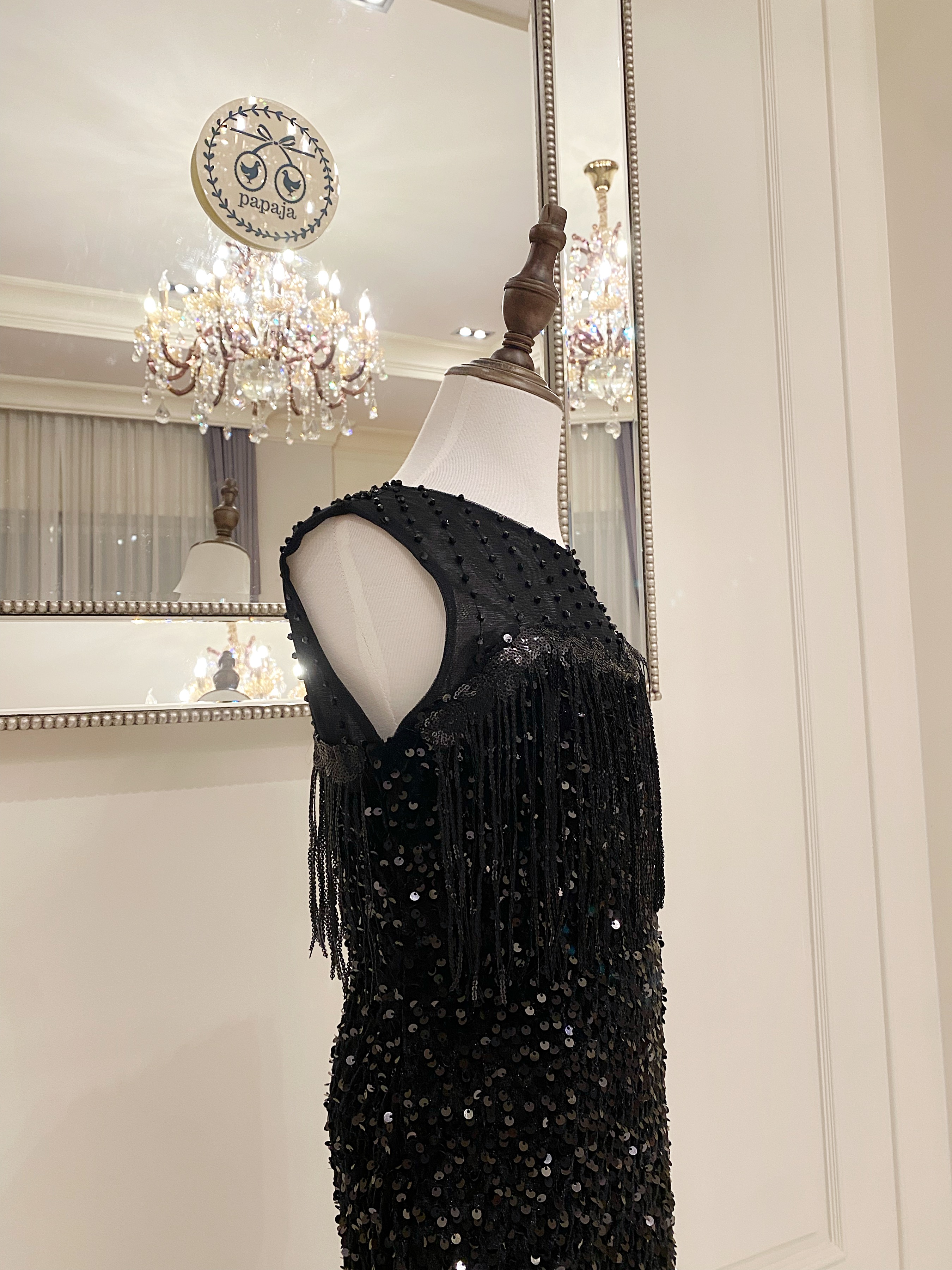 เดรสราตรียาวหางปลาสีดำแขนกุดปักเลื่อมทั้งชุด ดีเทลไหล่ซีทรู ชุดนี้แพทเทริน์ใส่สวยเข้ารูปร่าง