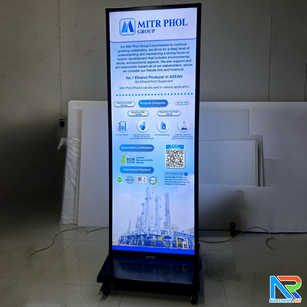 ตู้ไฟ LED ตั้งพื้น ฐานSLOPE ขนาด 60x160 ซม.โครงเหล็กพร้อมแผ่นซิงค์ สีดำ แผ่นอะคริลิค 2 แผ่น โชว์งานพิมพ์ 2 ด้าน มีล้อเลื่อน เคลื่อนย้ายสะดวก