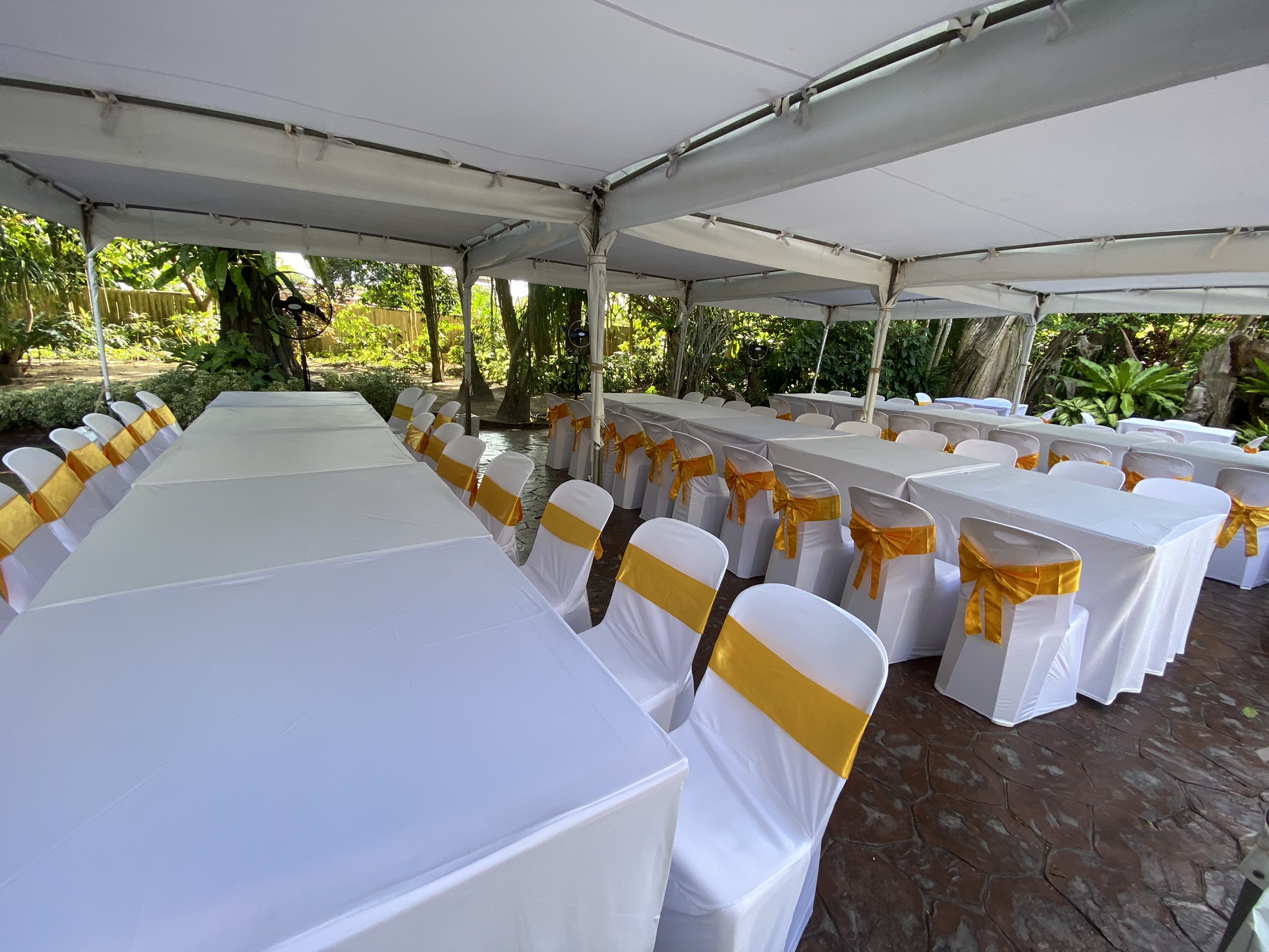 โต๊ะเหลี่่ยม1เมตร พร้อมเก้าอี้ (โต๊ะไม้) เหมาะสำหรับงานจัดเลี้ยงประเภทต่างๆ