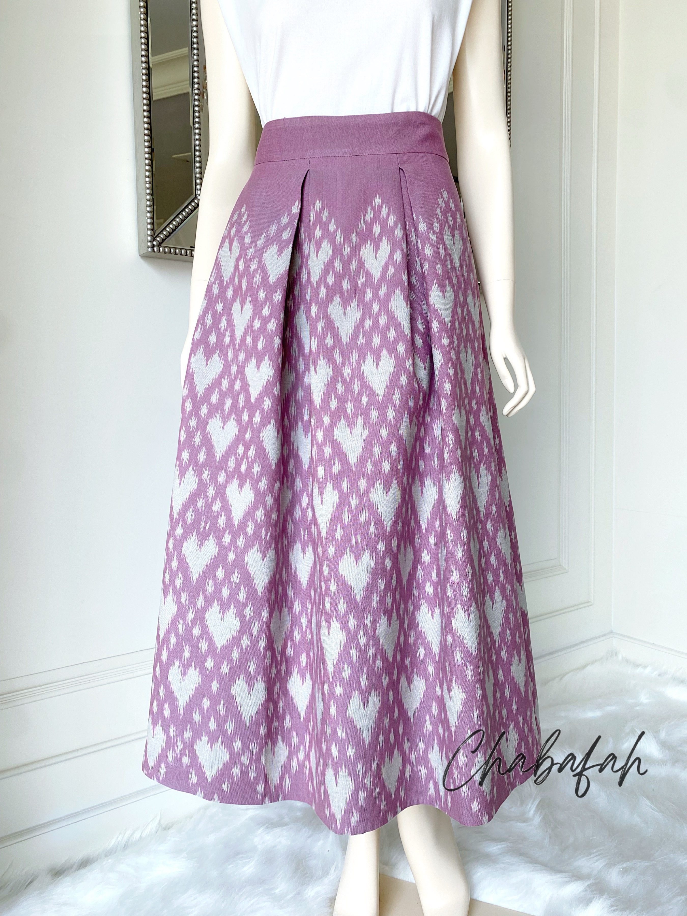(No. 023) กระโปรงผ้าฝ้ายไทยทอมือ ลายหัวใจบนพื้นสีม่วงมาเจนต้า ทรงทวิส แบรนด์ Chabafah (ชบาฟ้า)