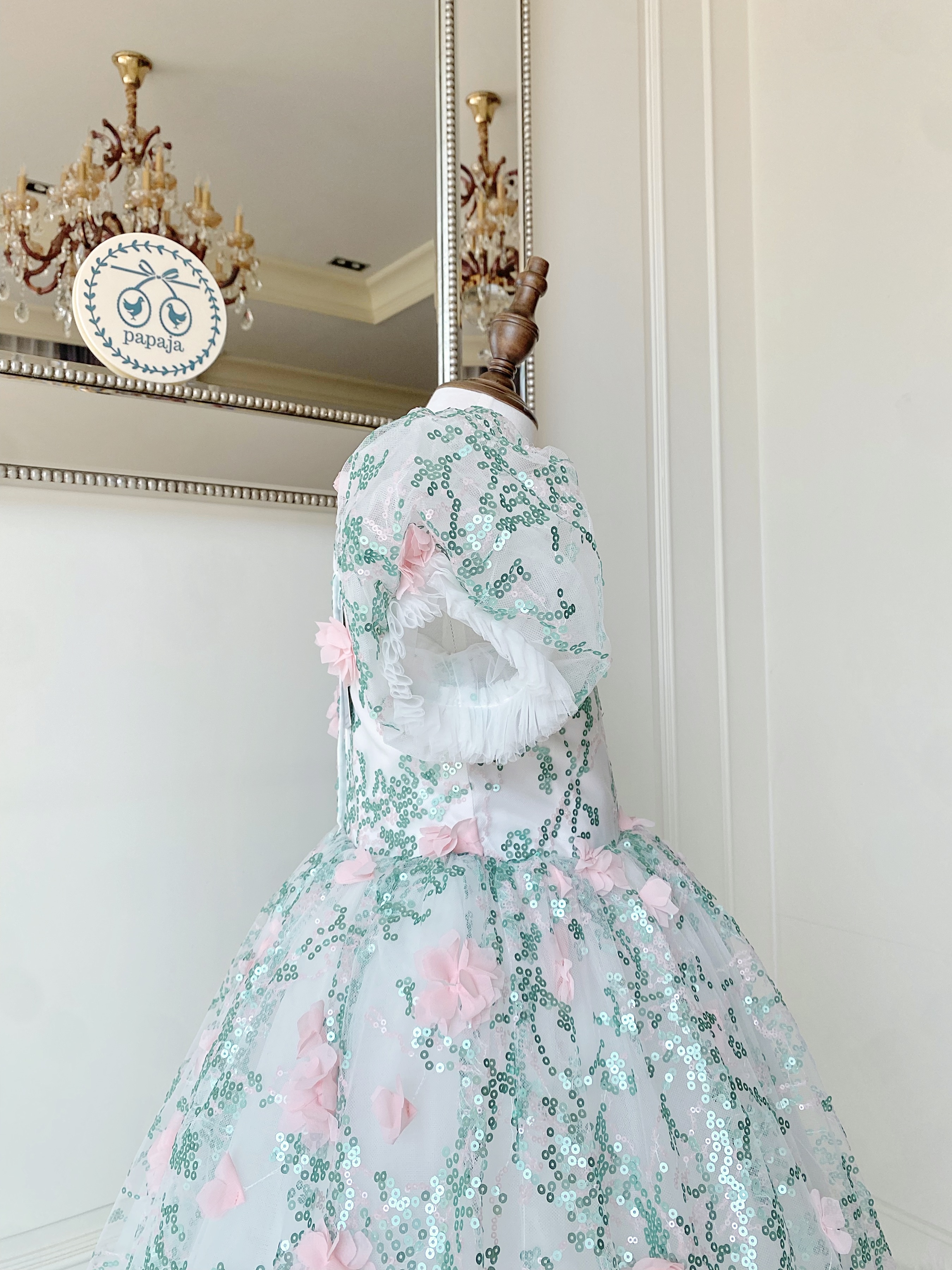 เดรสออกงานราตรียาวแขนตุ๊กตาสีขาวปักลายเถาวัลย์และดอกไม้ 3D สีชมพูอ่อน