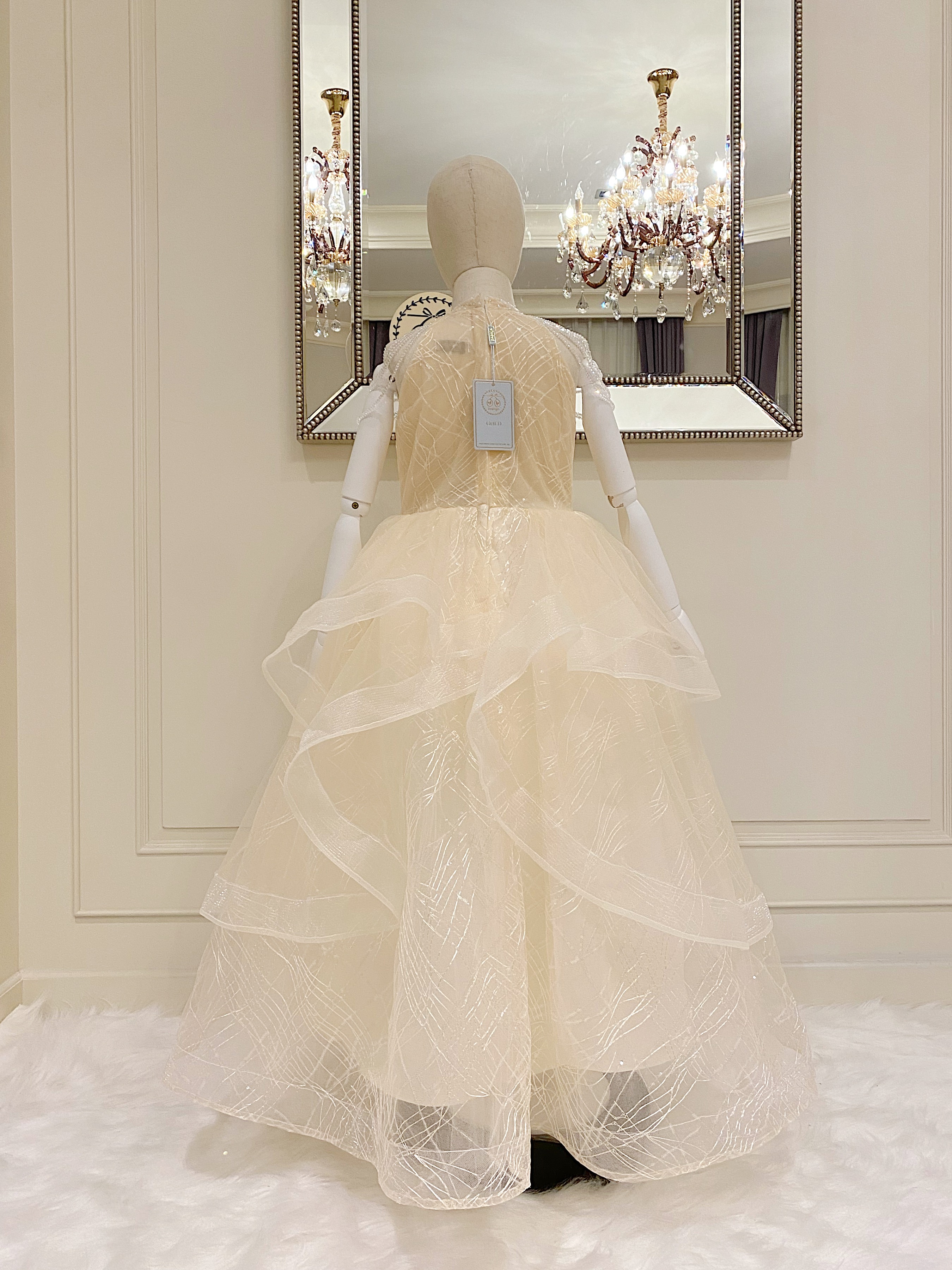 เดรสออกงานราตรียาวแขนล้ำสีครีม ประดับคริสตัลสุดหรู