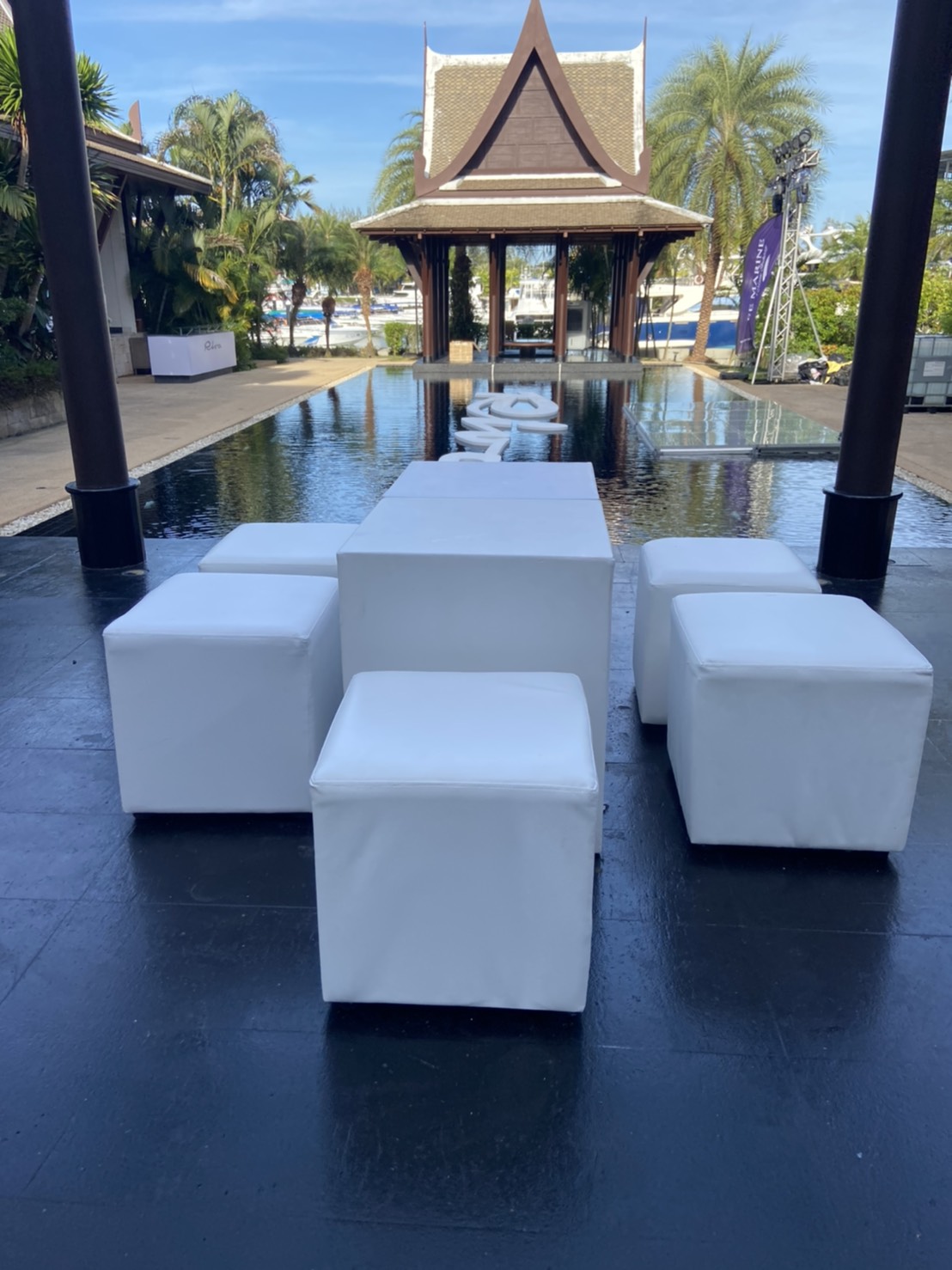 ชุดโต๊ะเก้าอี้สตูลูกเต๋า สีขาว