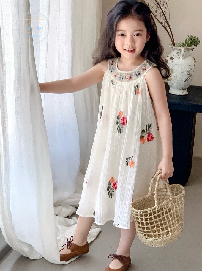 เดรสแขนกุดไหล่ล้ำสีขาว ผ้าปักลายดอกไม้หลากสี