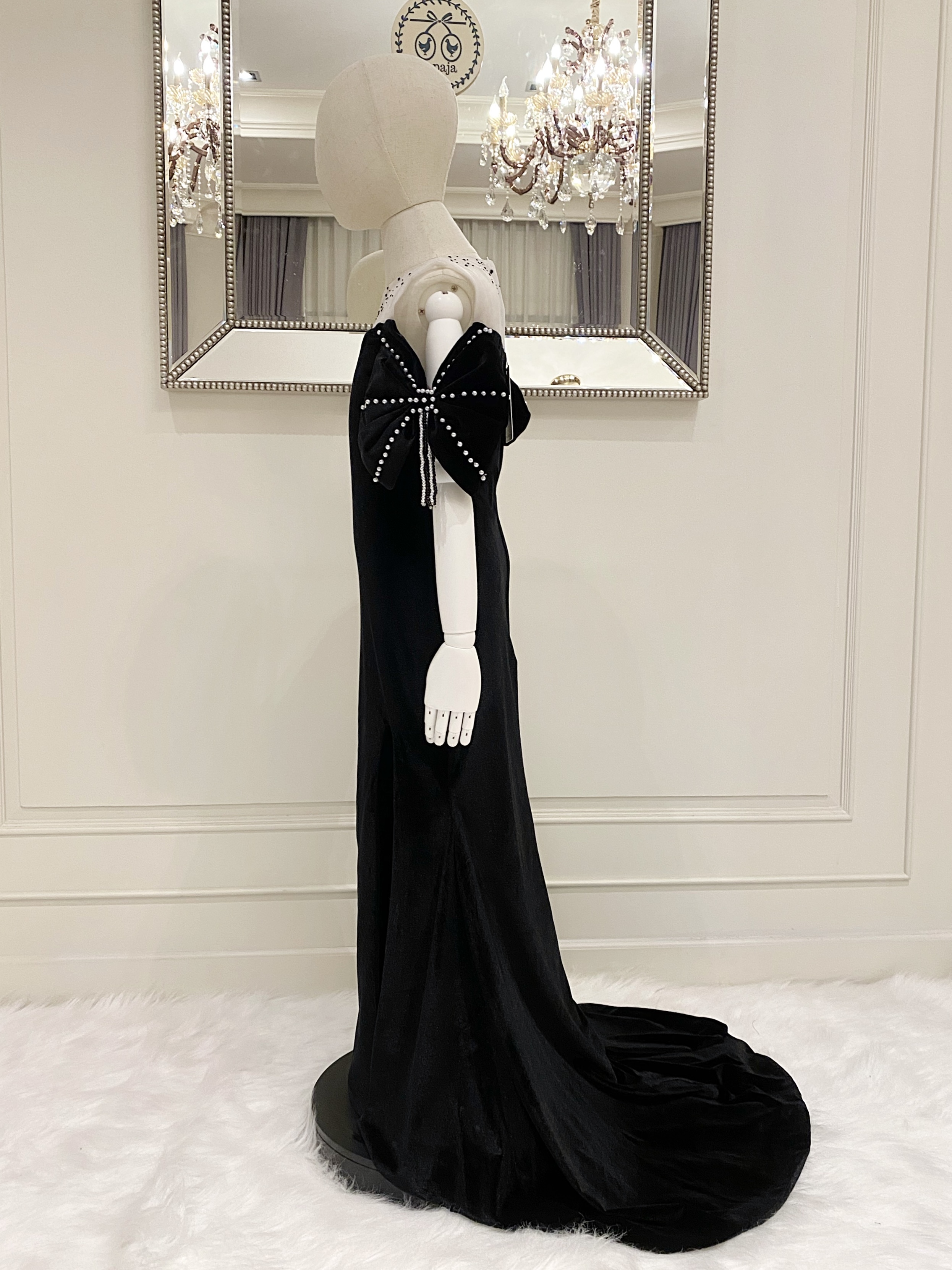 เดรสราตรียาวหางปลาสีดำแขนกุด ดีเทลประดับโบว์ที่ต้นแขน 2 ด้าน