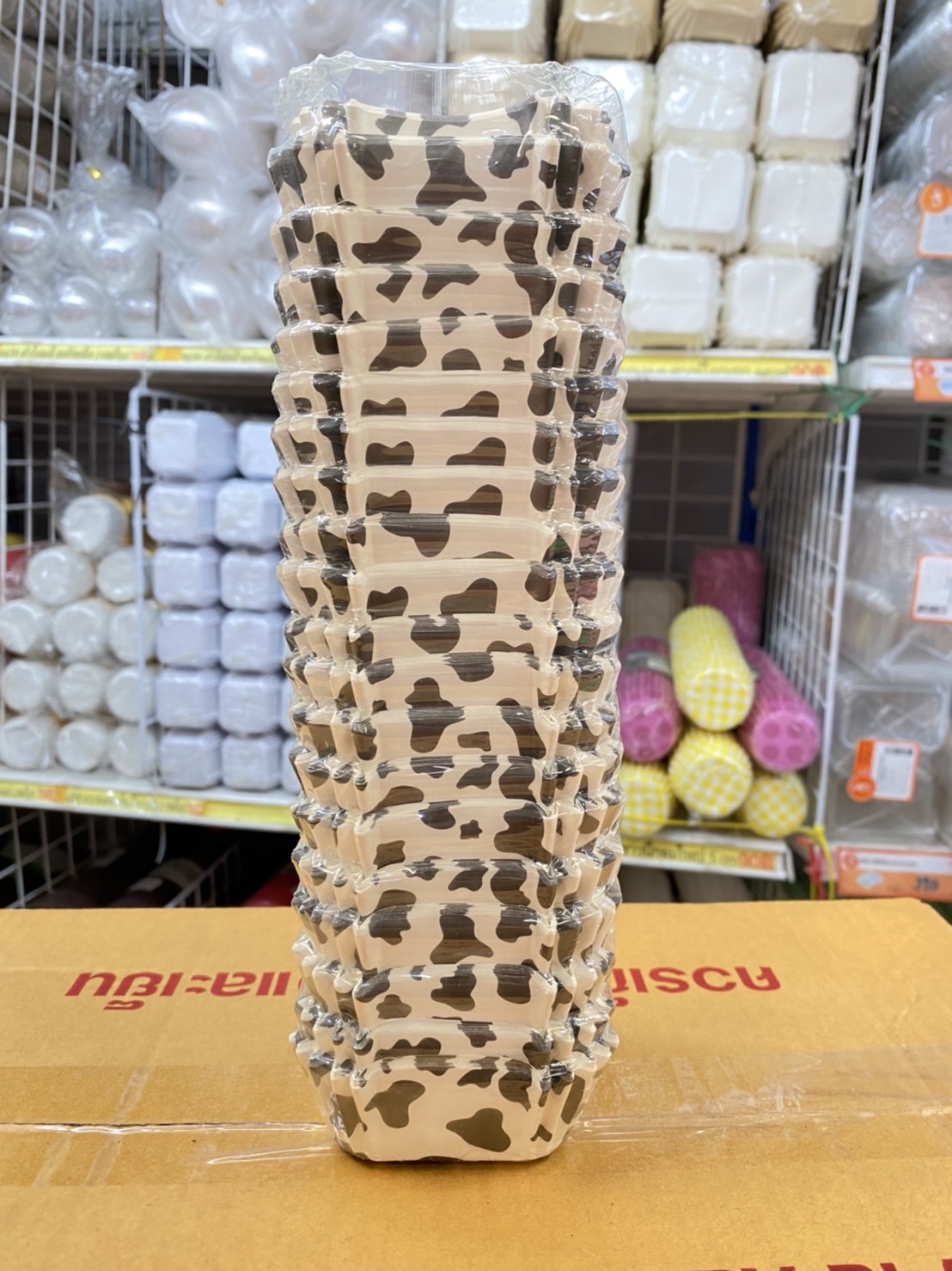 กระทงบราวนี่ ทรงสี่เหลี่ยม สีขาว สีน้ำตาล คละสี 60mm x 60mm จำนวน 200ใบ