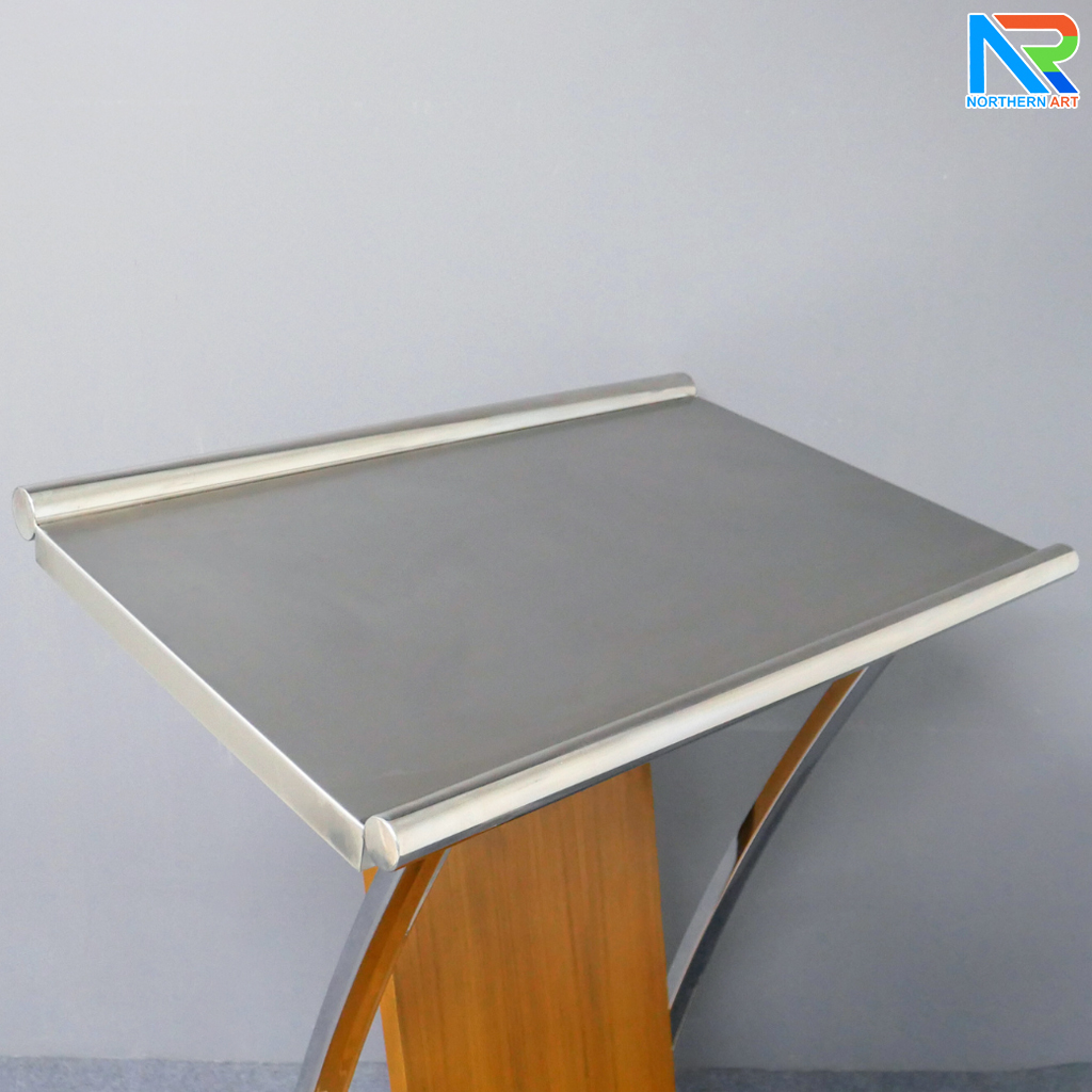 โพเดียมไม้ยืนคู่ Top หุ้มสแตนเลสยืนคู่ สีสัก ขนาด (W) 90x (L) 59 x (H) 120 cm. พร้อมตกแต่งเสาโค้งสแตนเลสเกรด304