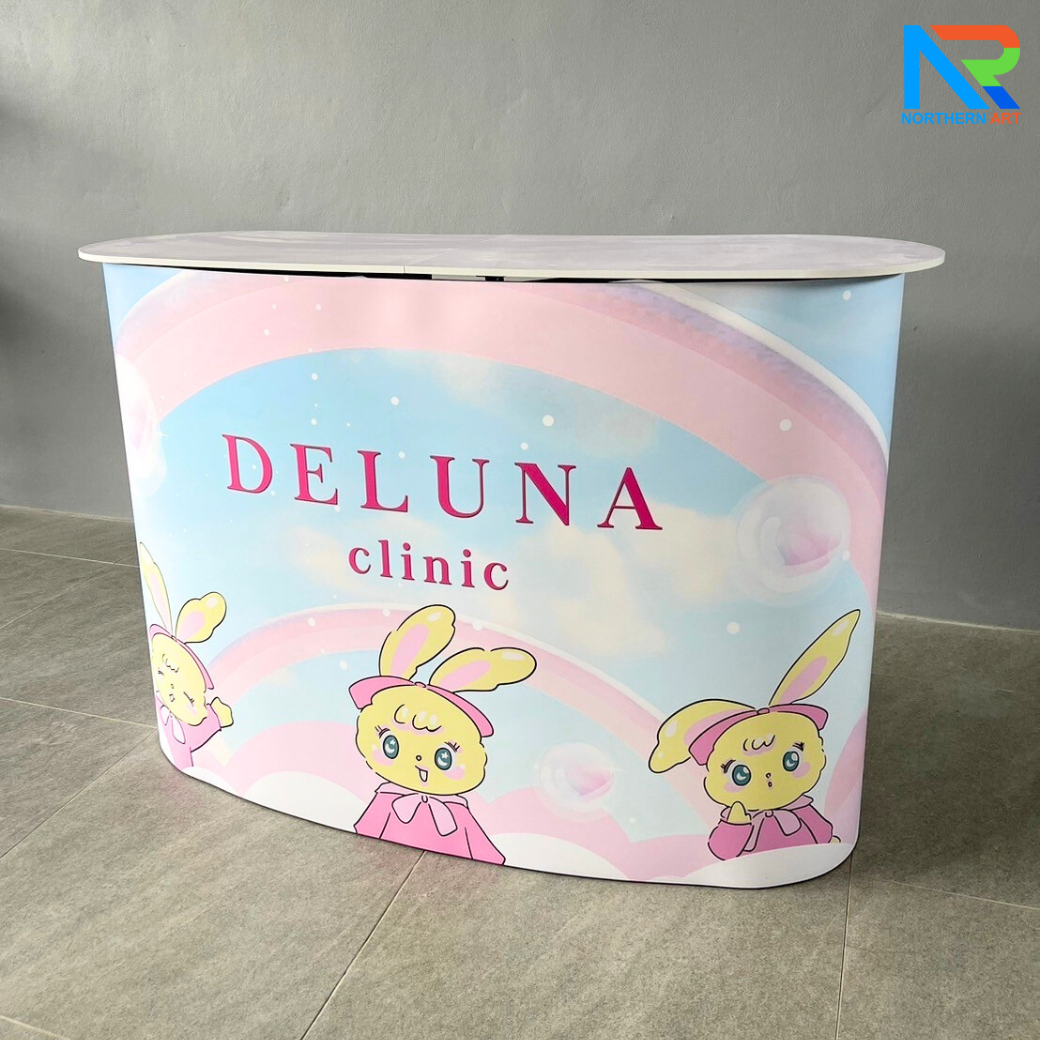 เคาน์เตอร์ออกบูธ รุ่นโค้ง TOPสีขาว มีชั้นวาง ขนาด (W)131 x (D)39 x (H) 87 cm.โครงอะลูมิเนียม พับเก็บได้ เคลื่อนย้ายสะดวก