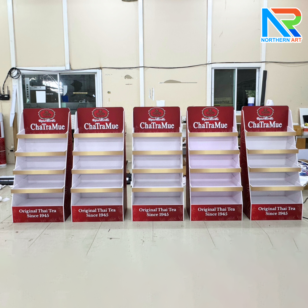 ชั้นวางสินค้าพลาสวูด 5 ชั้น ขนาด (W)61.6 x (D)30 x (H)135 cm. พร้อมงานพิมพ์ พลาสวูดหนา 8 มม. สั่งผลิตตามแบบ