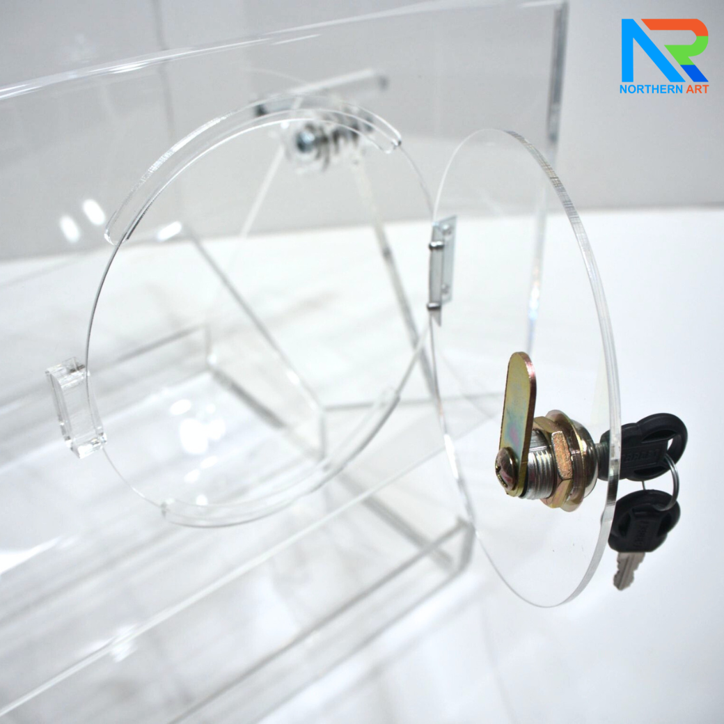 กล่องจับรางวัลอะคริลิค 6 เหลี่ยม ตั้งโต๊ะ ขนาดกล่อง (W)30 x (D)39 cm. มือหมุน ฝาปิดมีกุญแจล็อค แกนหมุนอย่างดี