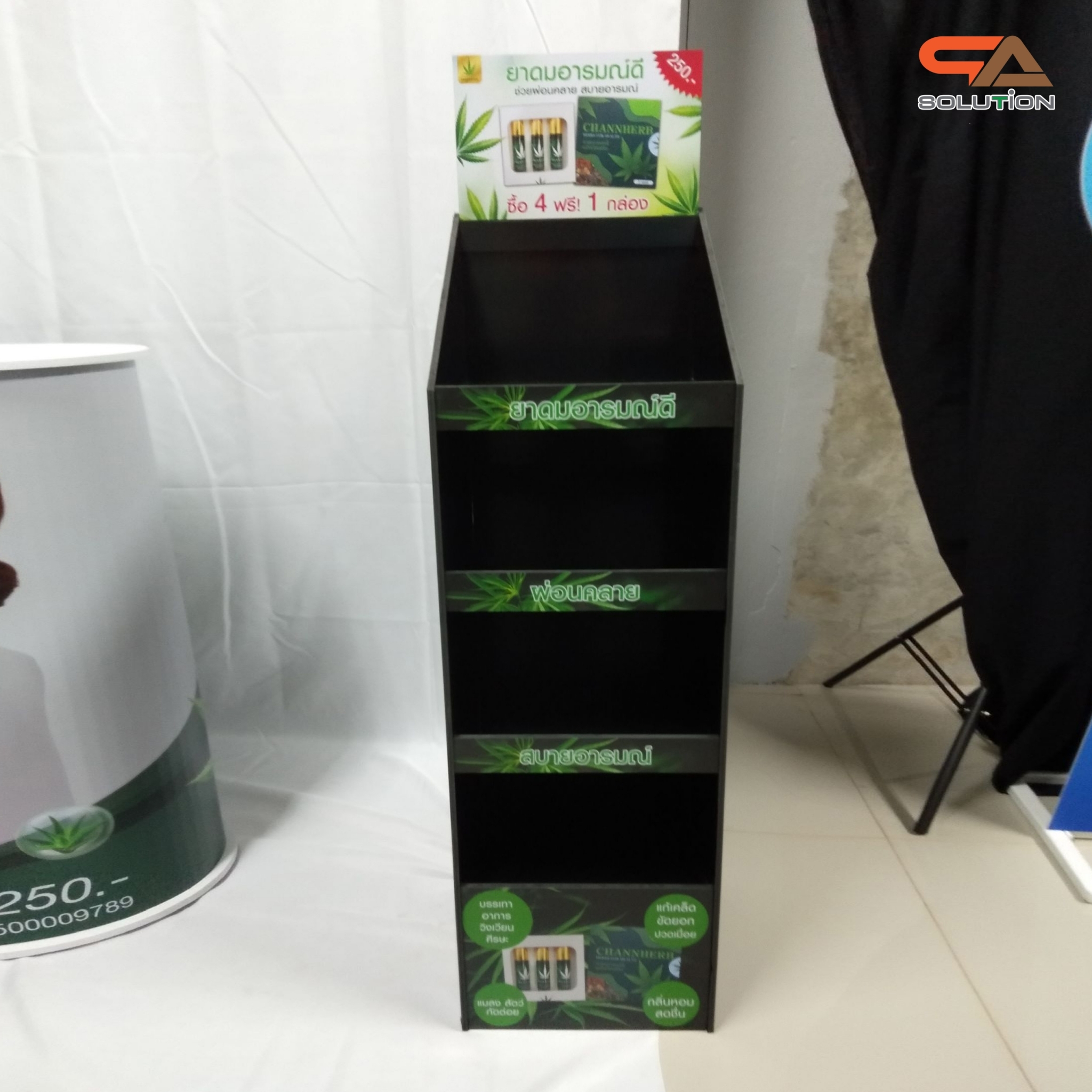 CLEARANCE SALE! ชั้นวางสินค้าพลาสวูด 4 ชั้น ขนาด (W)34 x (D)35.5 x (H)132 ซม. วัสดุพลาสวูดสีดำหนา 8 มม พร้อมงานพิมพ์สติ๊กเกอร์