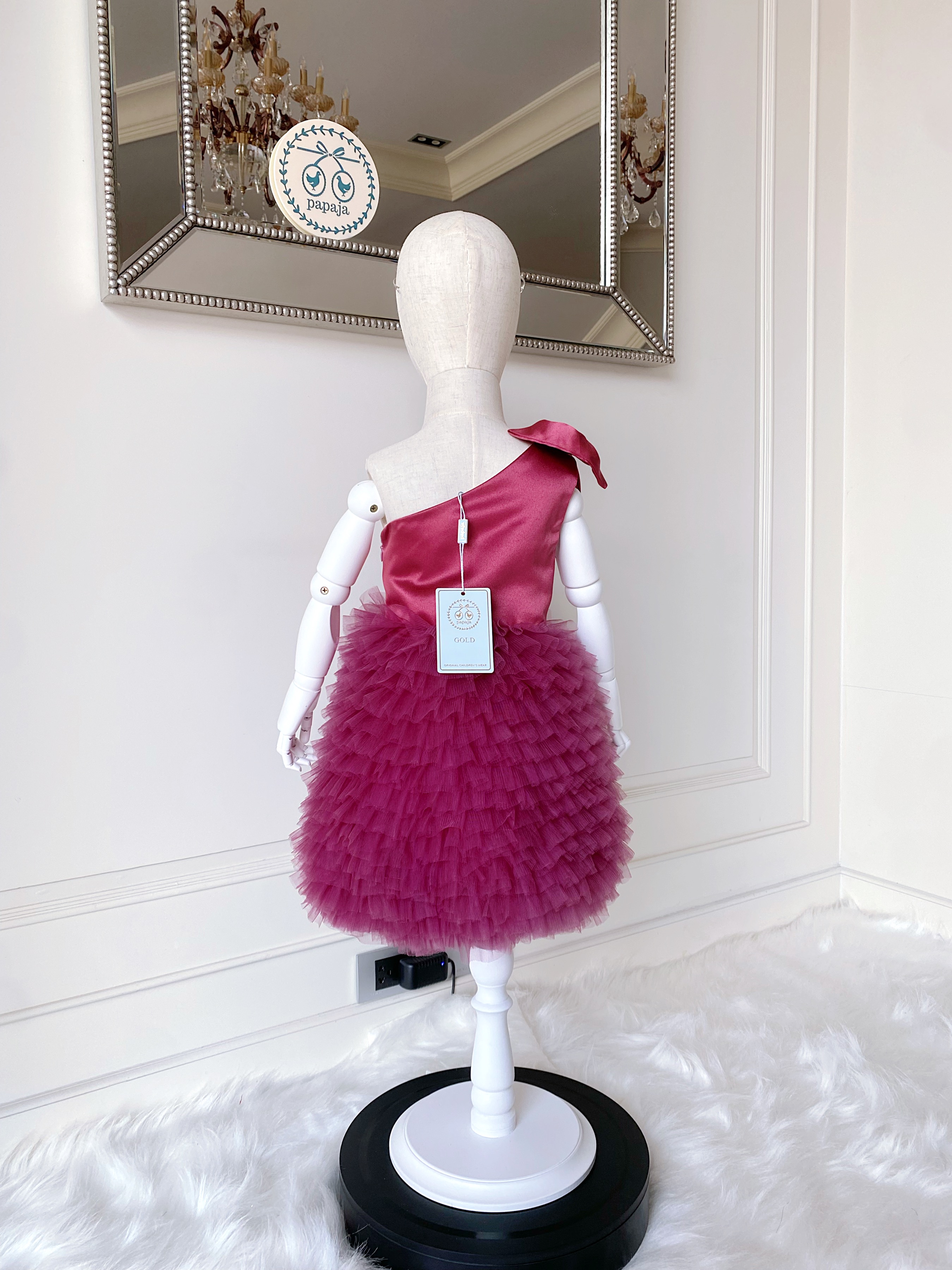 เดรสราตรีสั้นสีชมพูบานเย็น ดีเทลไหล่เดียวตกแต่งโบว์ กระโปรงฟูน่ารัก