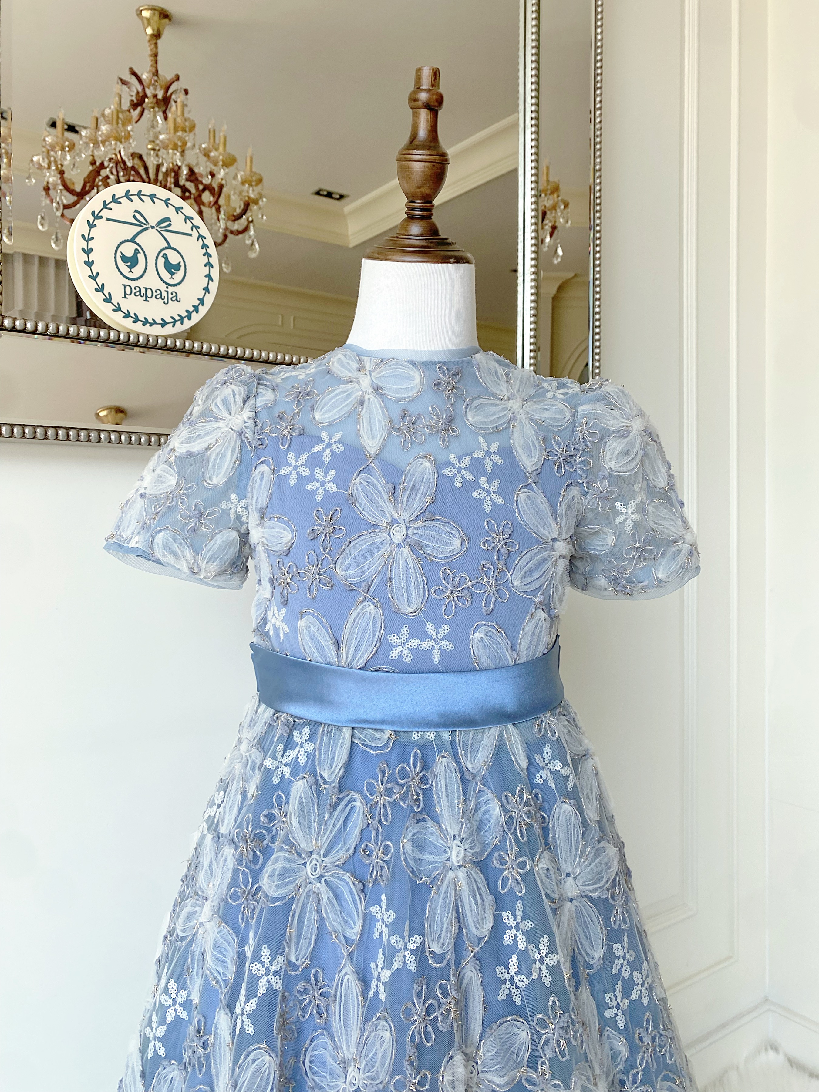 เดรสออกงานราตรียาวแขนตุ๊กตา (งานไฮพรีเมี่ยม) ผ้าลูกไม้ฉลุโทนสีฟ้าอมเทา ลุคผู้ดี สวยคลาสสิค