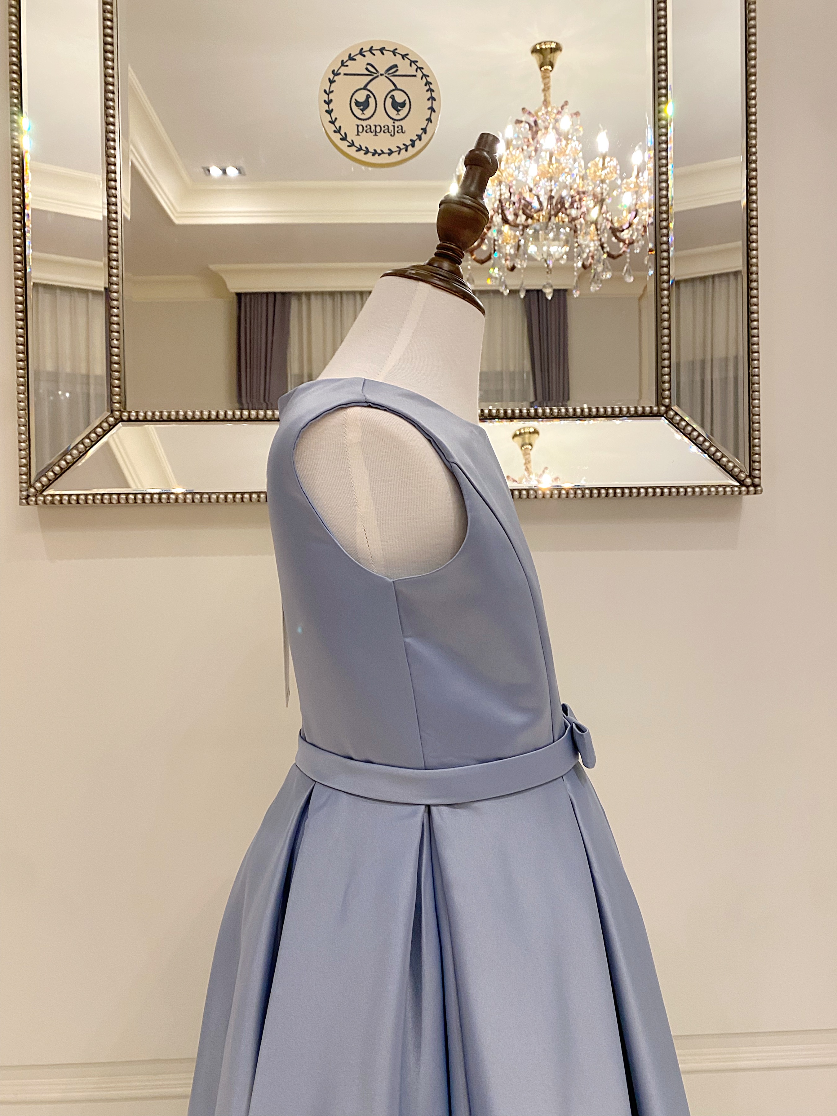 เดรสราตรียาวสีเทา แขนกุด ทรงเรียบหรูมินิมอล (งานไฮพรีเมี่ยม) ดีเทลประดับโบว์เล็กๆ ช่วงเอว