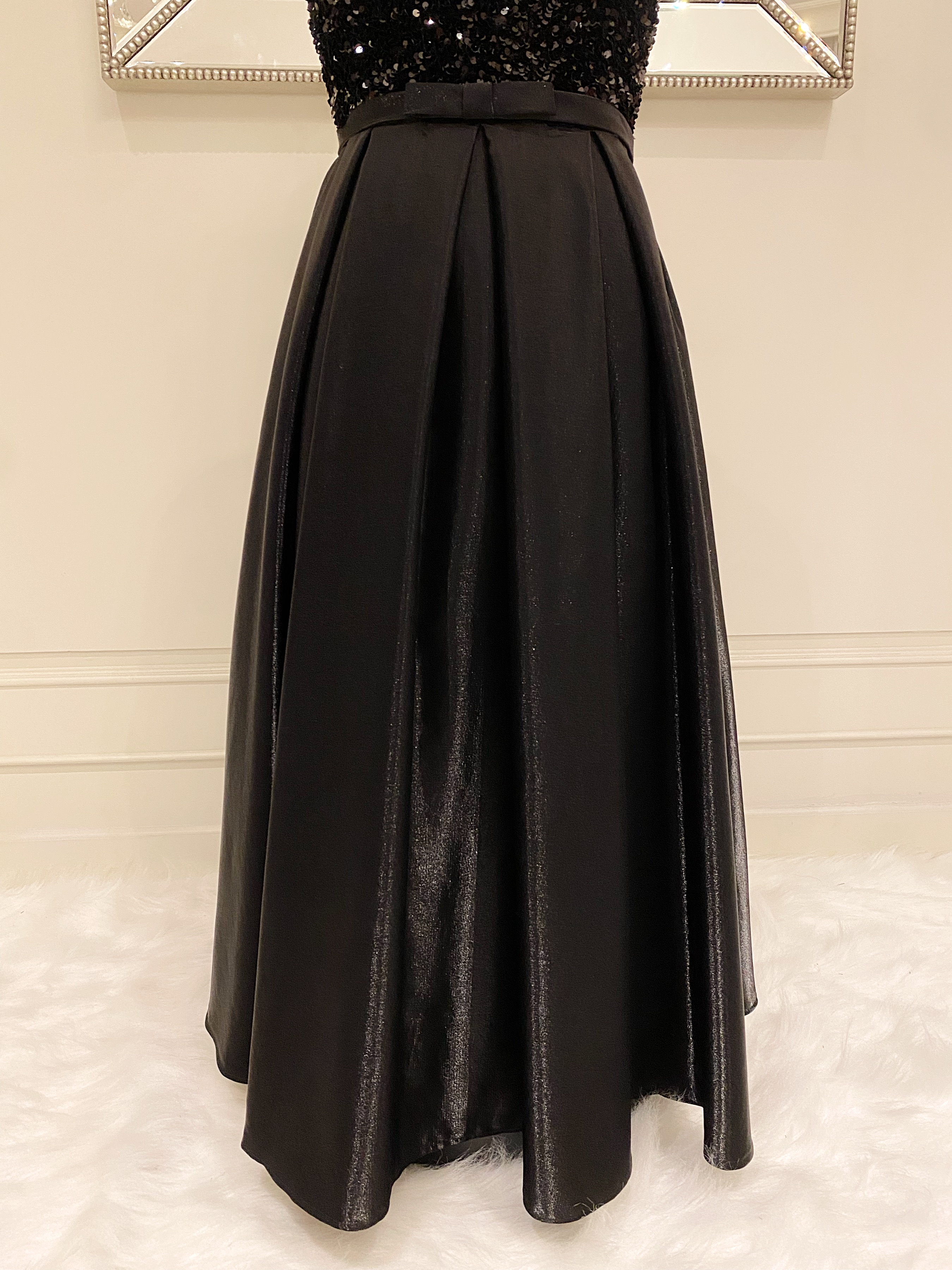 เดรสราตรียาวสีดำแขนกุด (งานไฮพรีเมี่ยม) ดีเทลปักเลื่อมด้านบน ช่วงกระโปรงผ้าดัสเชสเนื้อเงา ผ้าสวยมาก