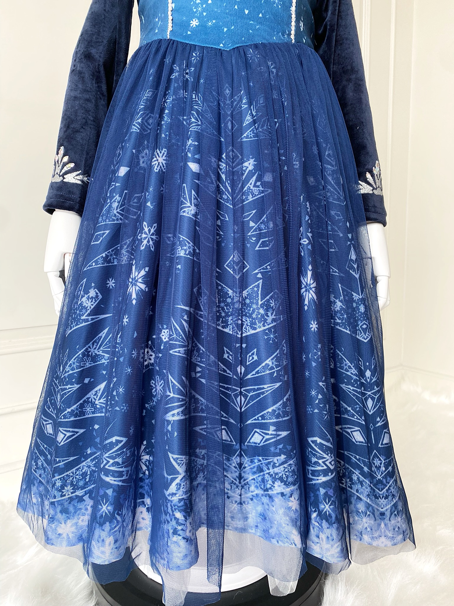 ชุดเจ้าหญิงเอลซ่าสีน้ำเงินเข้ม บุขนฟรีซกันหนาวอย่างดี มีปกขนสีขาวถอดออกได้